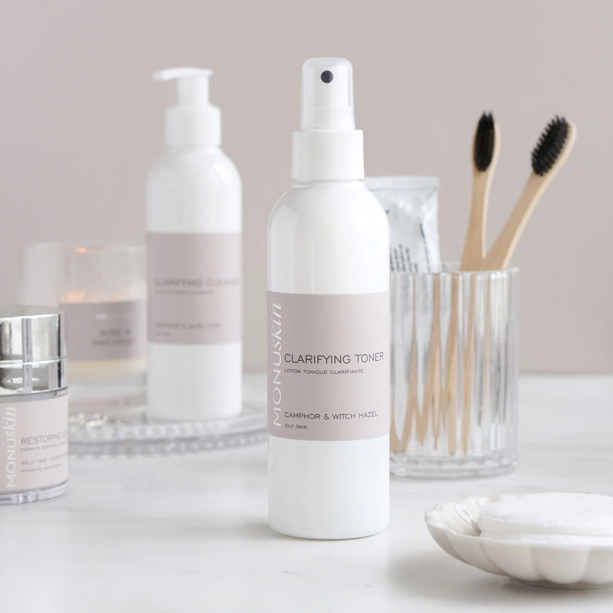 Hot weather and oily skin can be a difficult combination.

MONUSKIN Clarifying Toner helps refresh, rebalance and mattify the skin without leaving it feeling stripped or tight. With Camphor Essential Oil and Witch Hazel, it works to tighten pores, re