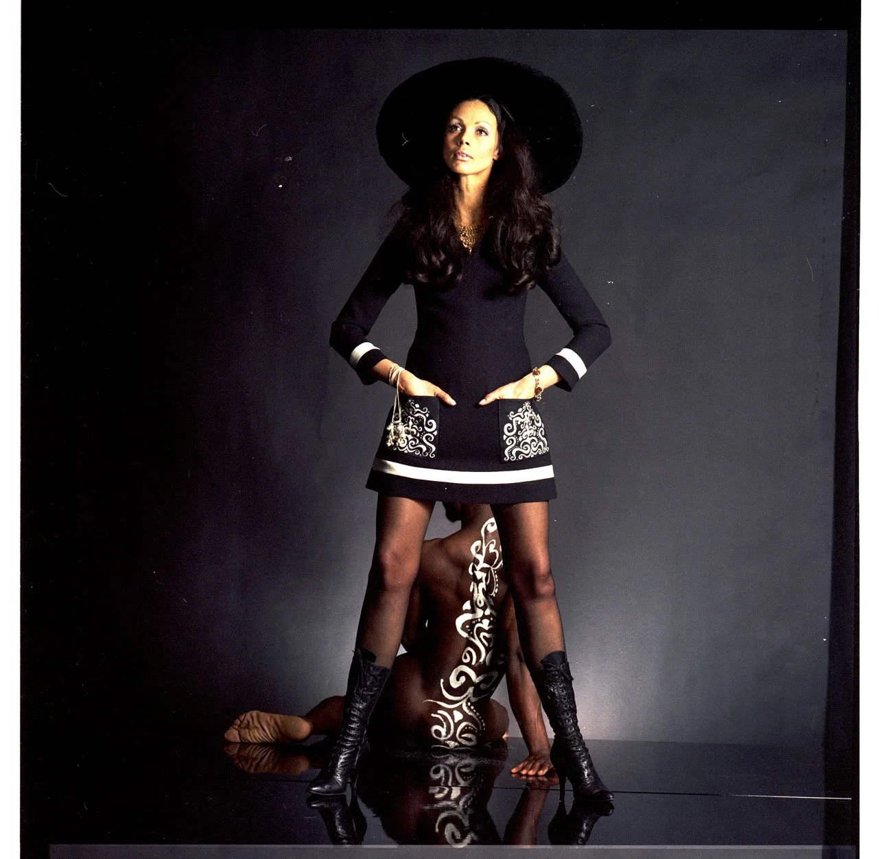 015_4.BLACK IS BEAUTYFUL-EDITORIAL (ALVILETTE 1968_69)_007_NEGATIV_PA.jpg