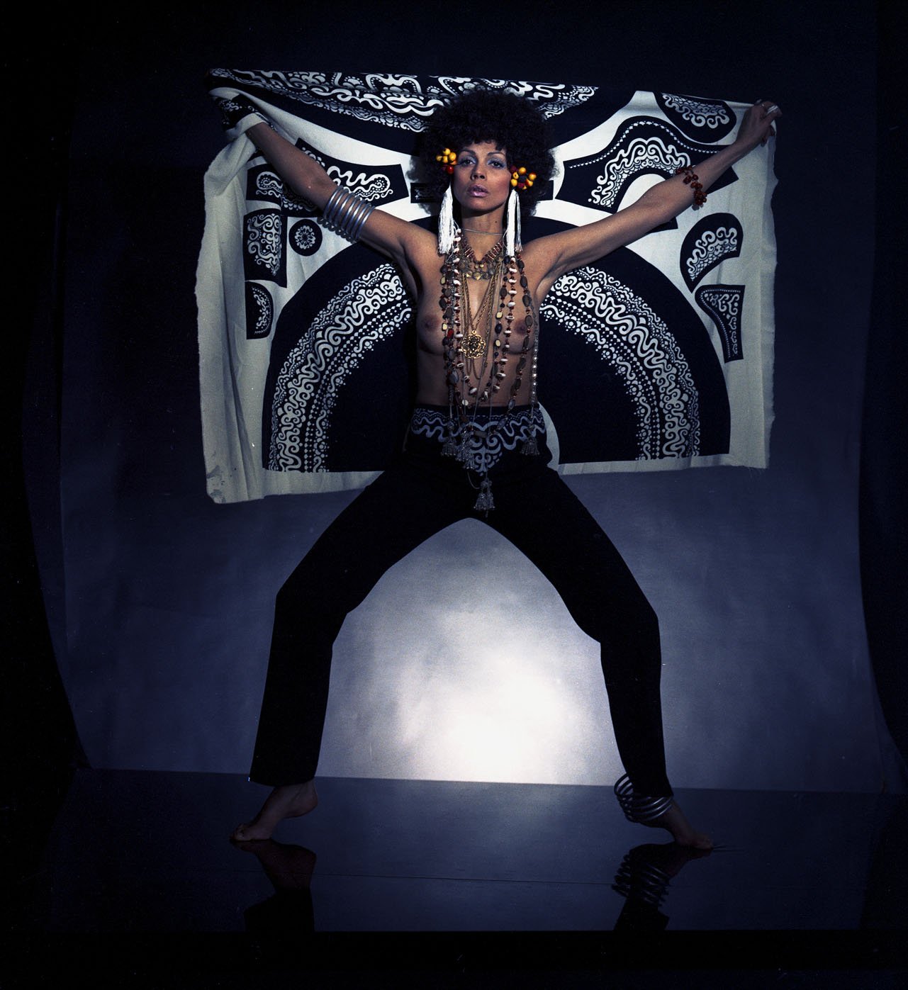 012_4.BLACK IS BEAUTYFUL-EDITORIAL (ALVILETTE 1968_69)_001_NEGATIV_PA.jpg