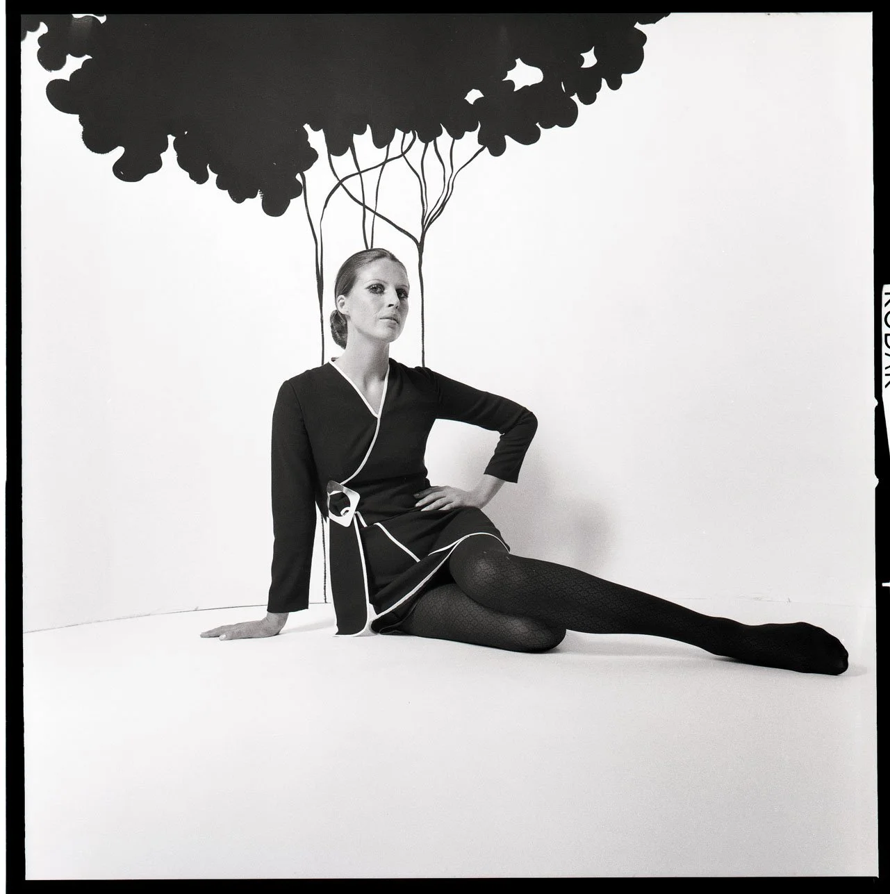 017_4.BLACK IS BEAUTYFUL-EDITORIAL (ALVILETTE 1968_69)_021_NEGATIV_PA.jpg