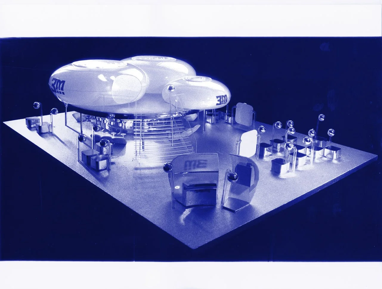 008_2.FASHION IN Expo-Design+Fashion-Konzeptionen 3M Messedesign Abzug 1969_004_gehärtet_blau_PA.jpg