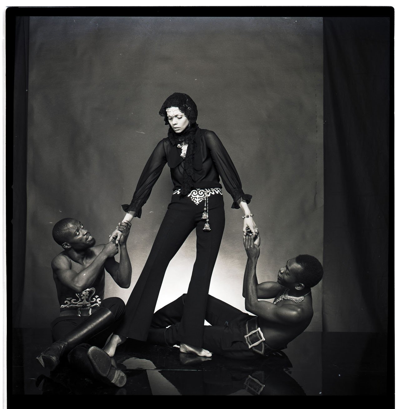 006A_4.BLACK IS BEAUTYFUL-EDITORIAL (ALVILETTE 1968_69)_001_NEGATIV_PA.jpg
