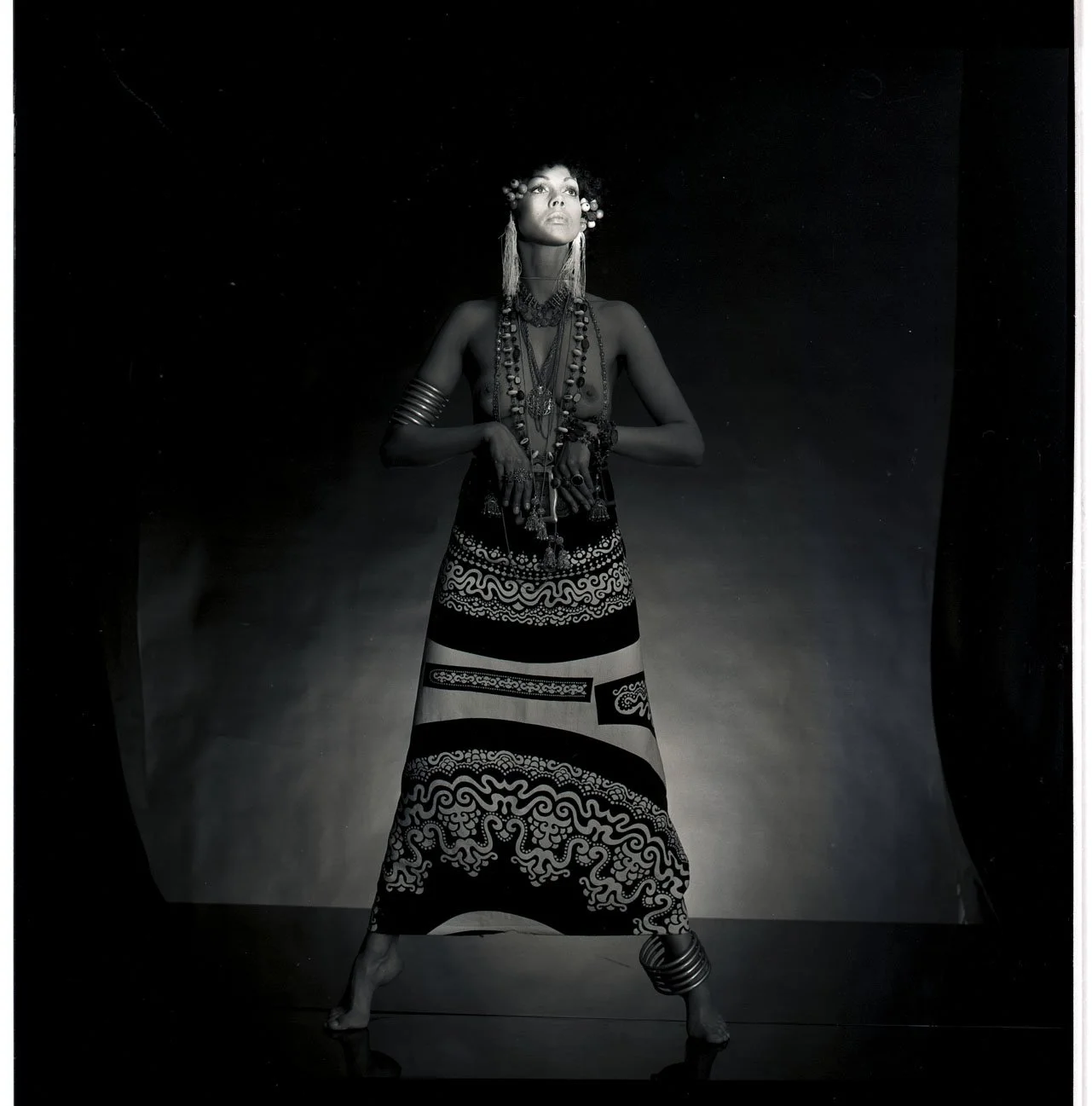 016_4.BLACK IS BEAUTYFUL-EDITORIAL (ALVILETTE 1968_69)_002_NEGATIV_PA.jpg