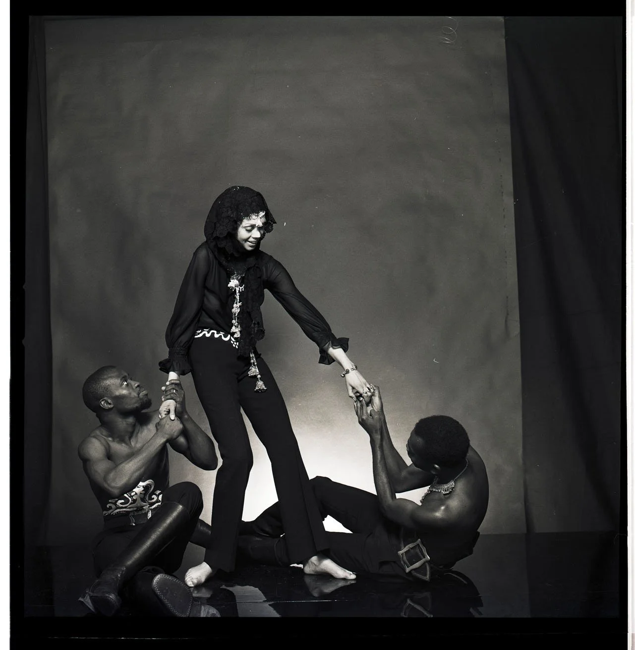 006A_4.BLACK IS BEAUTYFUL-EDITORIAL (ALVILETTE 1968_69)_004_NEGATIV_PA.jpg