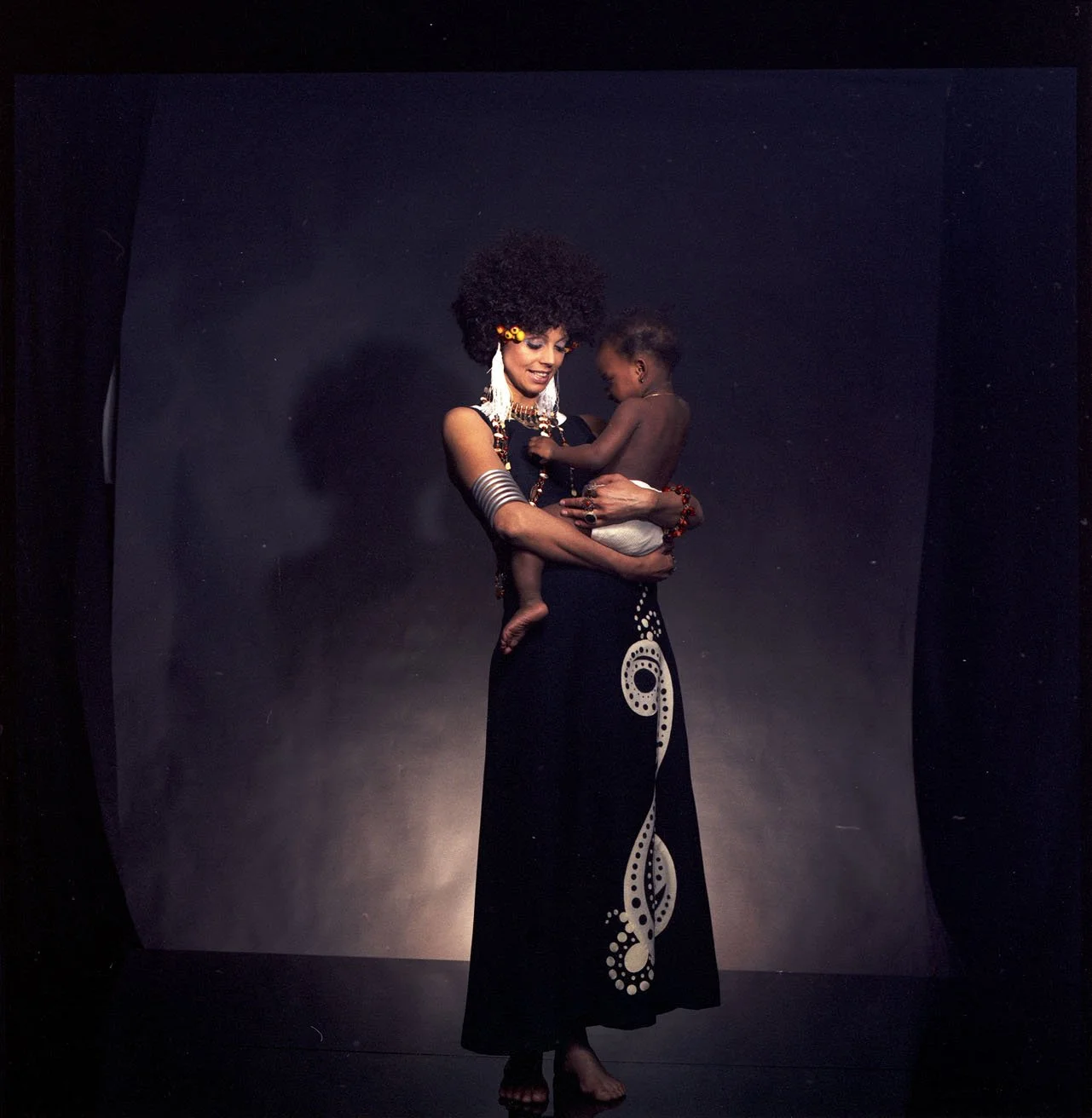 008_4.BLACK IS BEAUTYFUL-EDITORIAL (ALVILETTE 1968_69)_012_NEGATIV_PA.jpg