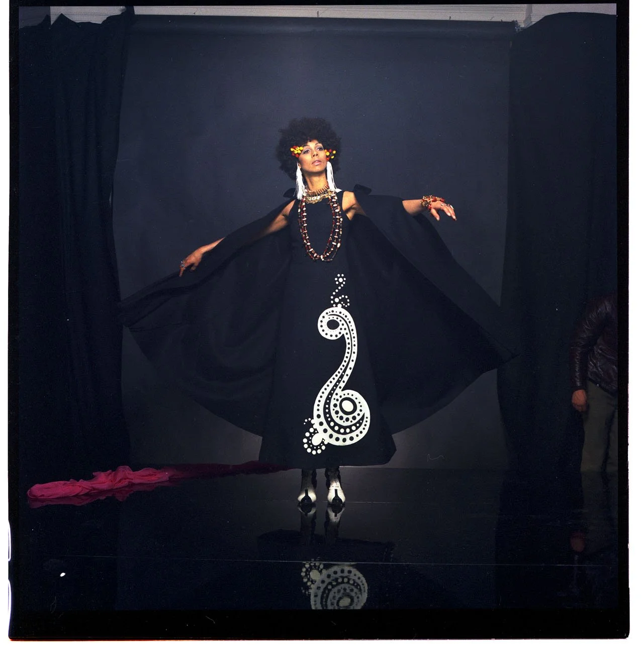 008A_4.BLACK IS BEAUTYFUL-EDITORIAL (ALVILETTE 1968_69)_002_NEGATIV_PA.jpg