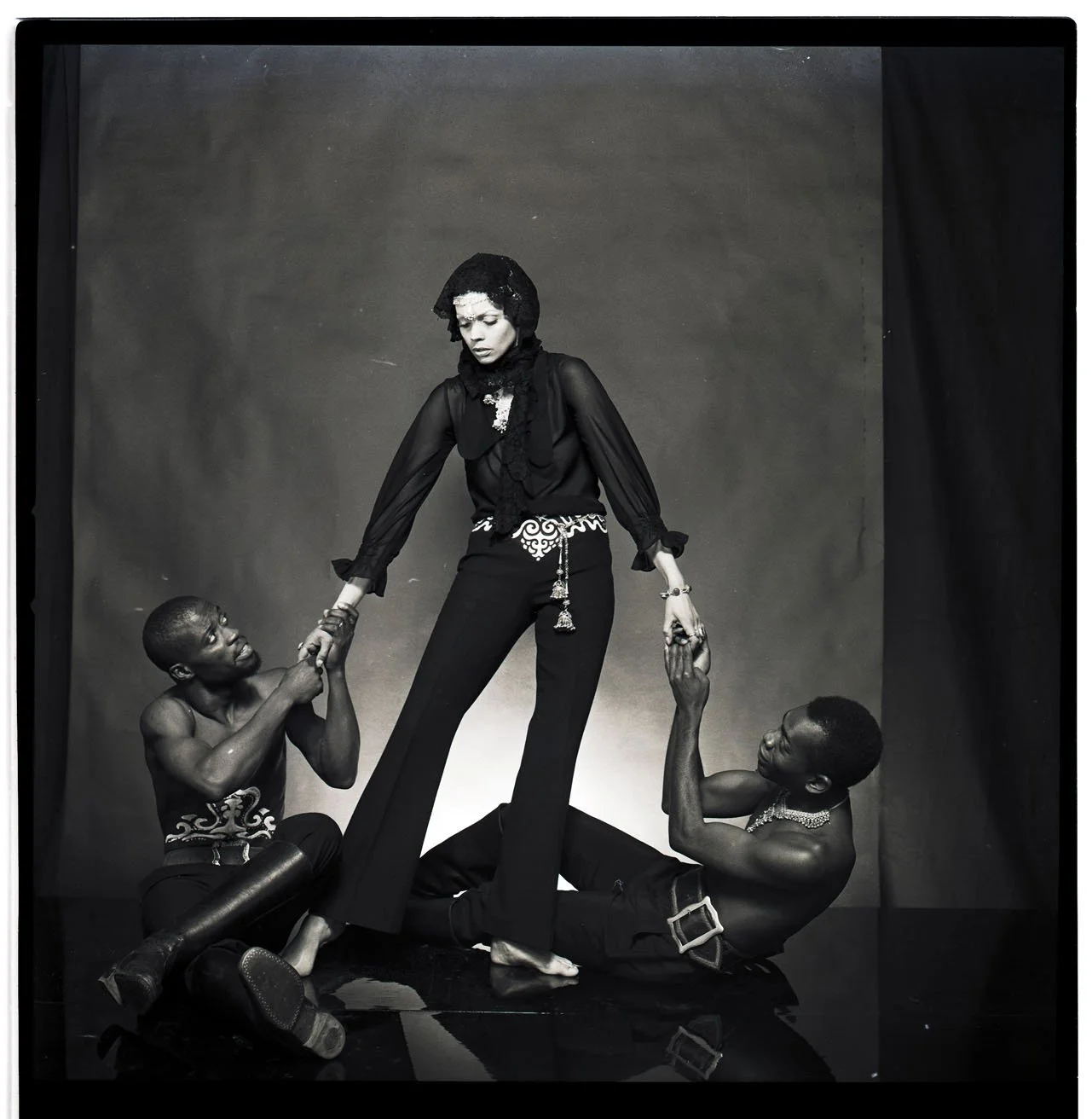006A_4.BLACK IS BEAUTYFUL-EDITORIAL (ALVILETTE 1968_69)_001_NEGATIV_PA.jpg