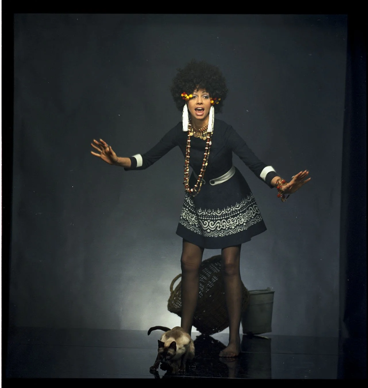 009_4.BLACK IS BEAUTYFUL-EDITORIAL (ALVILETTE 1968_69)_007_NEGATIV_PA.jpg
