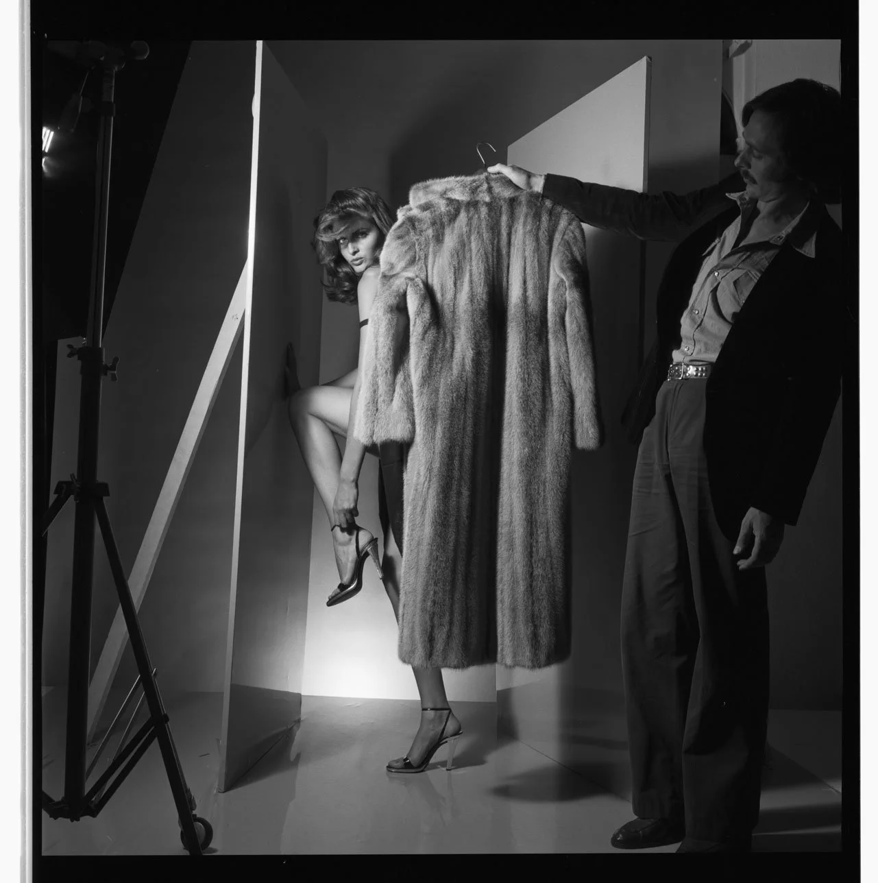 01437_29.LIFESTYLE IN FOTOGRAFIE VIDEO UND INTERNET BOECKER PELZE JOAN SEVERANCE 1976-1978_007._NEGATIV_PA.jpg