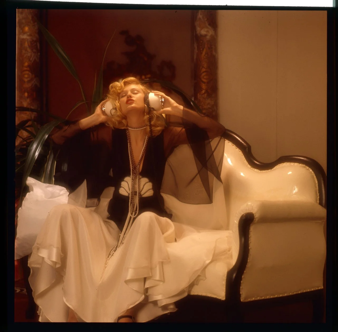 0118A_26.DIOR JEWELRY_BEAUTY_COSMETICS_SCHÖFFEL PERLEN_1974-76_002_PA.jpg