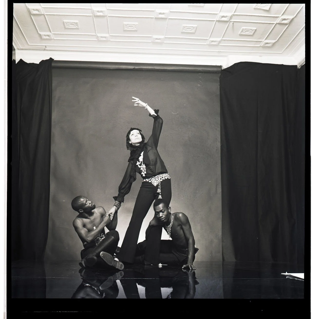 006A_4.BLACK IS BEAUTYFUL-EDITORIAL (ALVILETTE 1968_69)_006_NEGATIV_PA.jpg