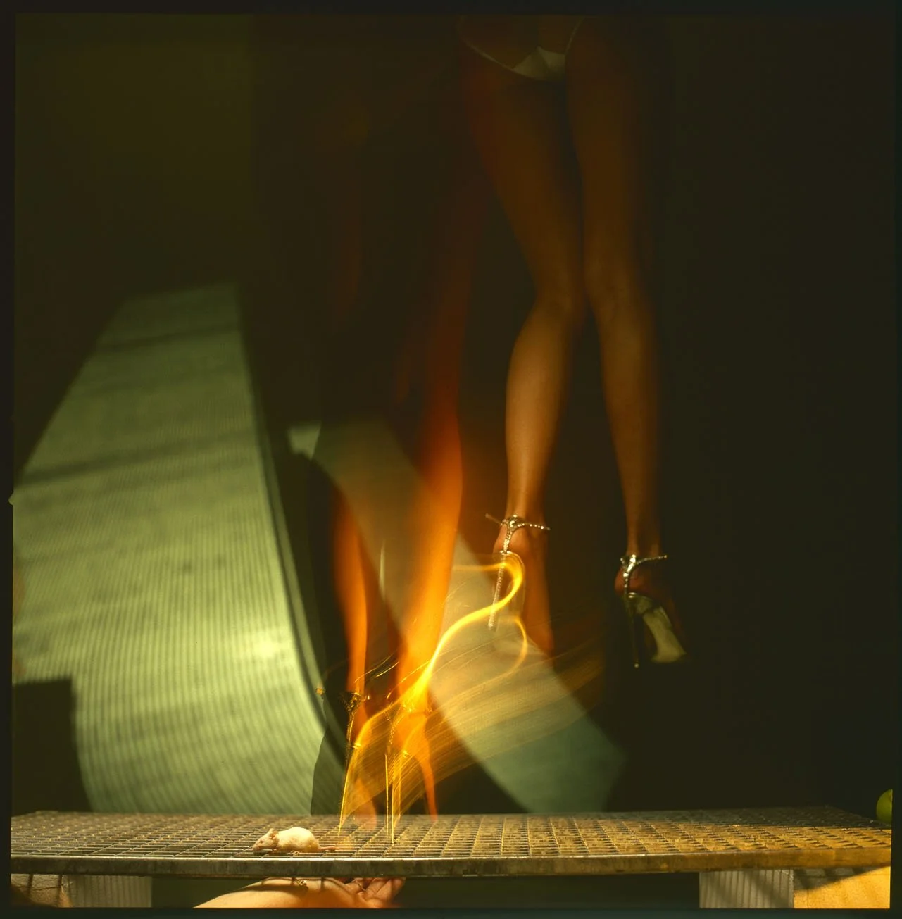 01797_29. LIFESTYLE IN FOTOGRAFIE VIDEO UND INTERNET_ KALENDER 1980 MAI PRODUKT DAMEN SCHUHE KLEINE MAUS GROSSE WIRKUNG_020_PA.jpg