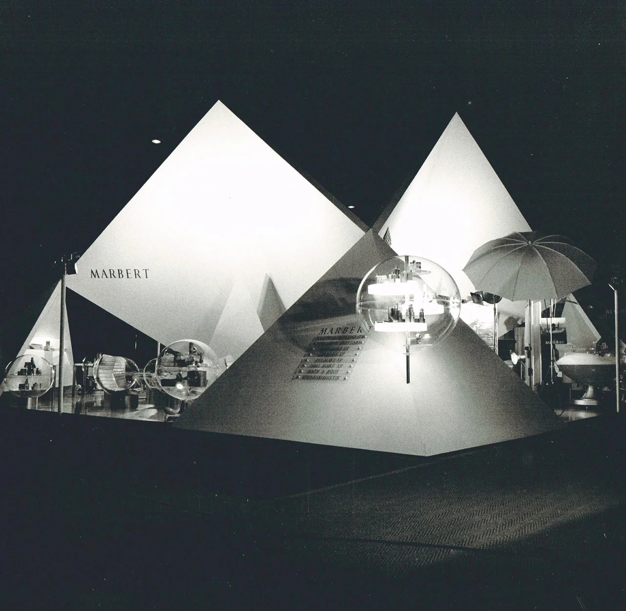 033_37._MARBERT KOSMETIK INDROFA MESSE 1969 MESSESTAND LIVESHOOTING UND PRESSE_004_PA.jpg