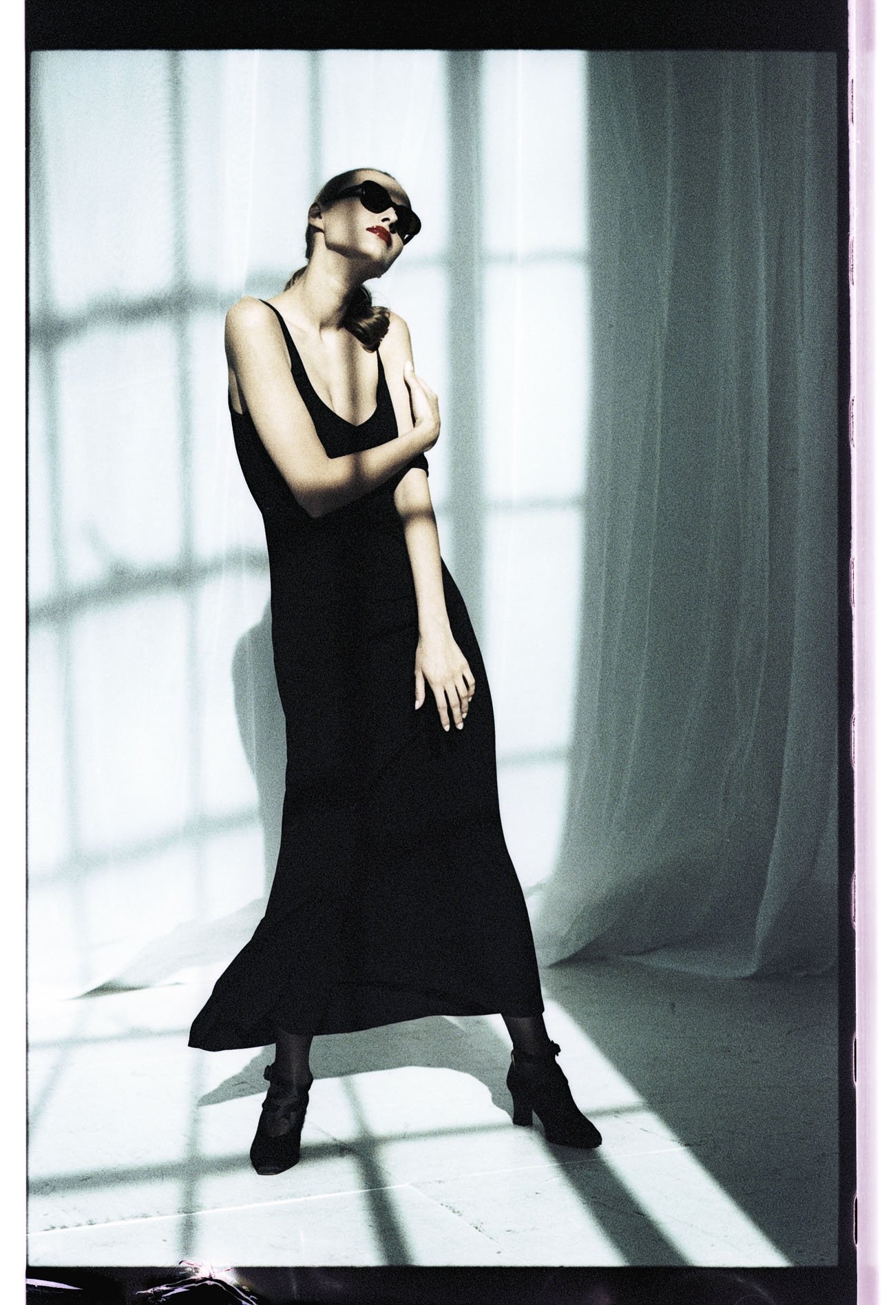 039A_20.FASHION CAREN PFLEGER-AD-Kampagne-Editorial_I-1995_001.tif VELVIA_PA.jpg