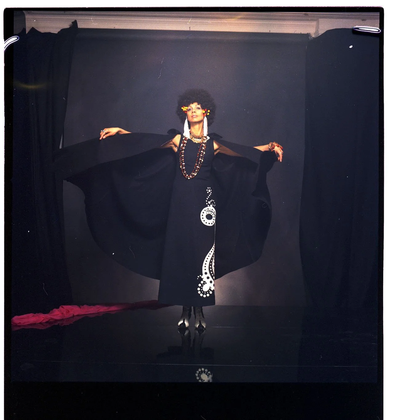 008A_4.BLACK IS BEAUTYFUL-EDITORIAL (ALVILETTE 1968_69)_003_NEGATIV_PA.jpg