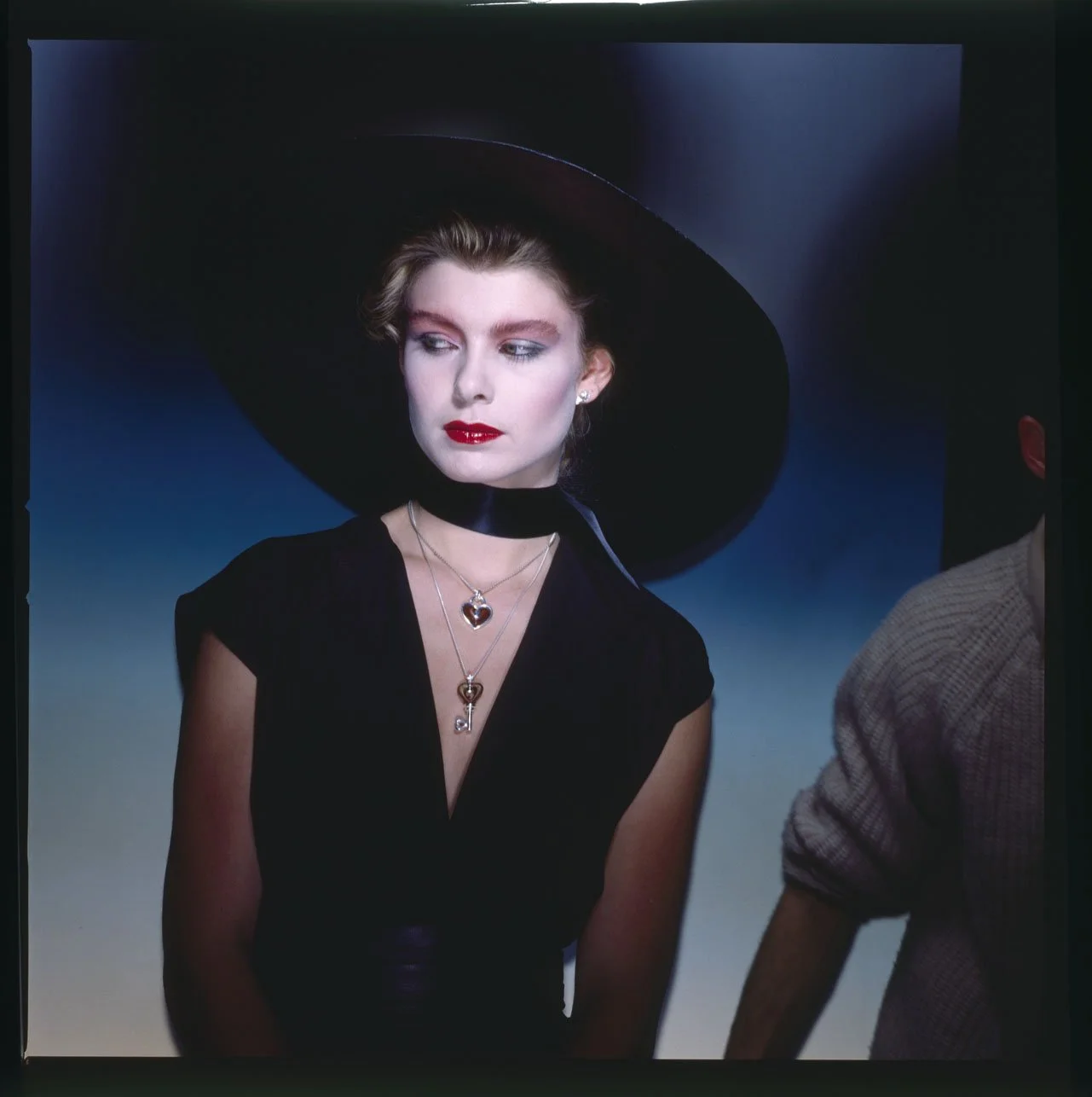 0502_26.DIOR JEWELRY_BEAUTY_COSMETICS_DIOR 1982_004_PA.jpg