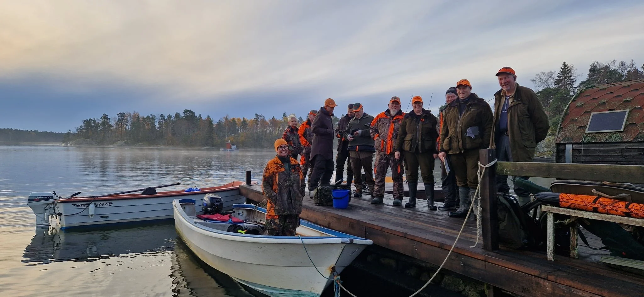 Samling inför jakt vid Södergårds brygga i Österhamn