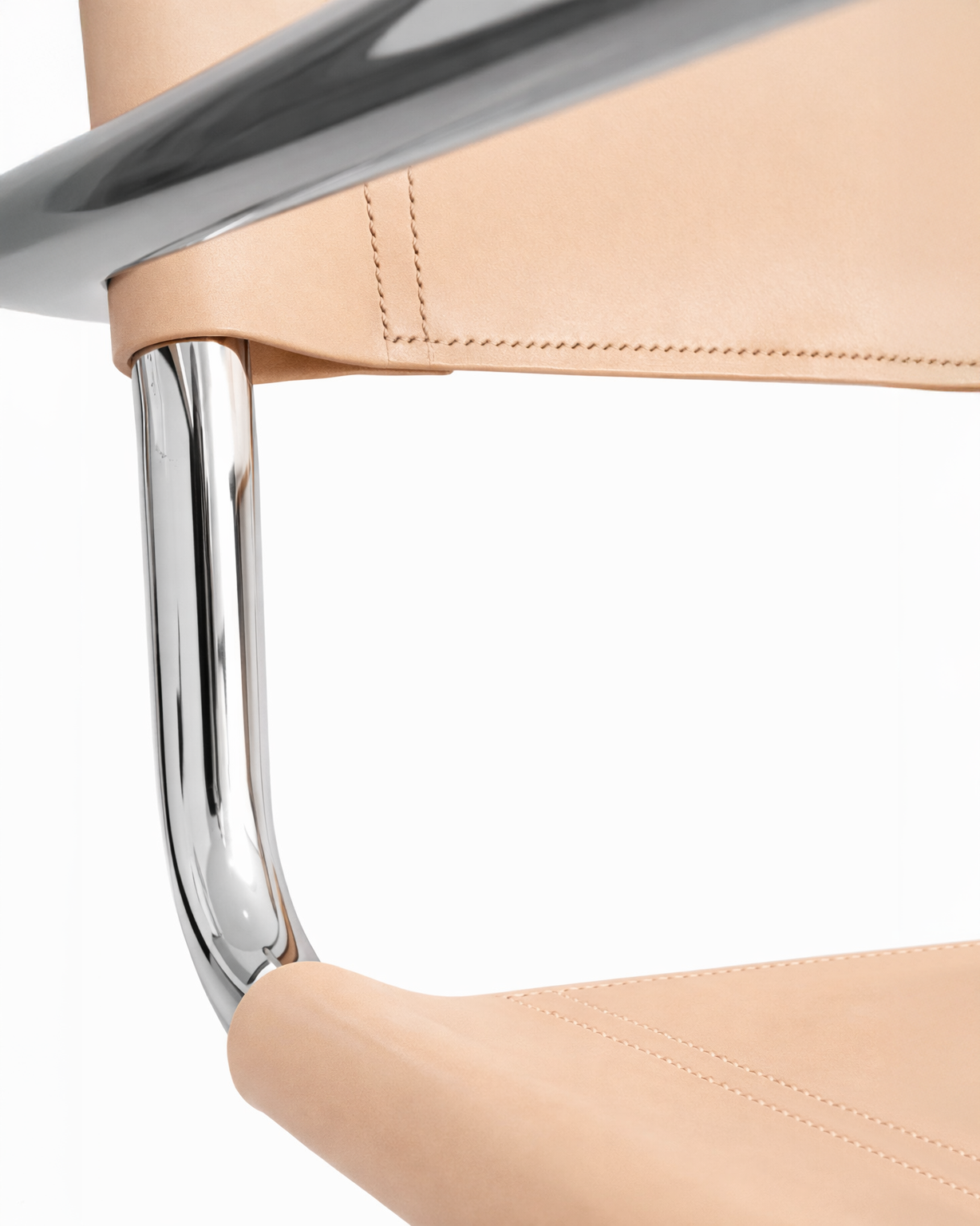 Marcel Breuer B34— Leather Seat Reconstruction
Restoration of a tubular steel B34 chair, featuring a newly crafted leather seat, reinterpreting the original woven format through saddle construction.