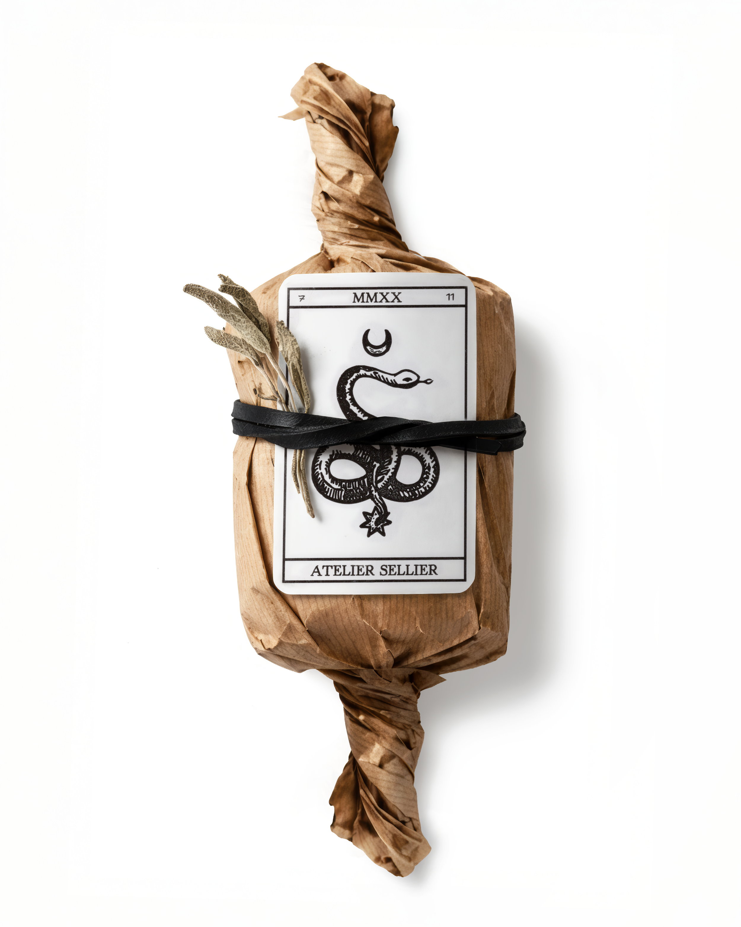 Candle Presentation — Packaged Object
The Figue Tabac candle enclosed in a minimal format, balancing paper structure and wax composition.