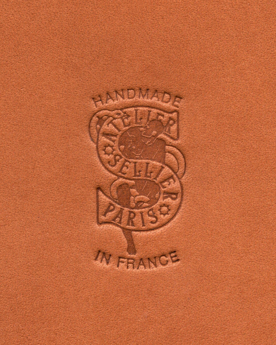 Cold Stamp — Vegetable-Tanned Cowhide
Logo applied through cold stamping on full-grain, vegetable-tanned cowhide, emphasizing surface pressure and material response.