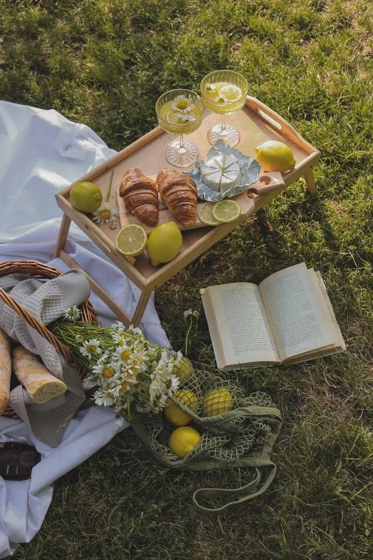 Brunch Club in the Park 🌸🥐