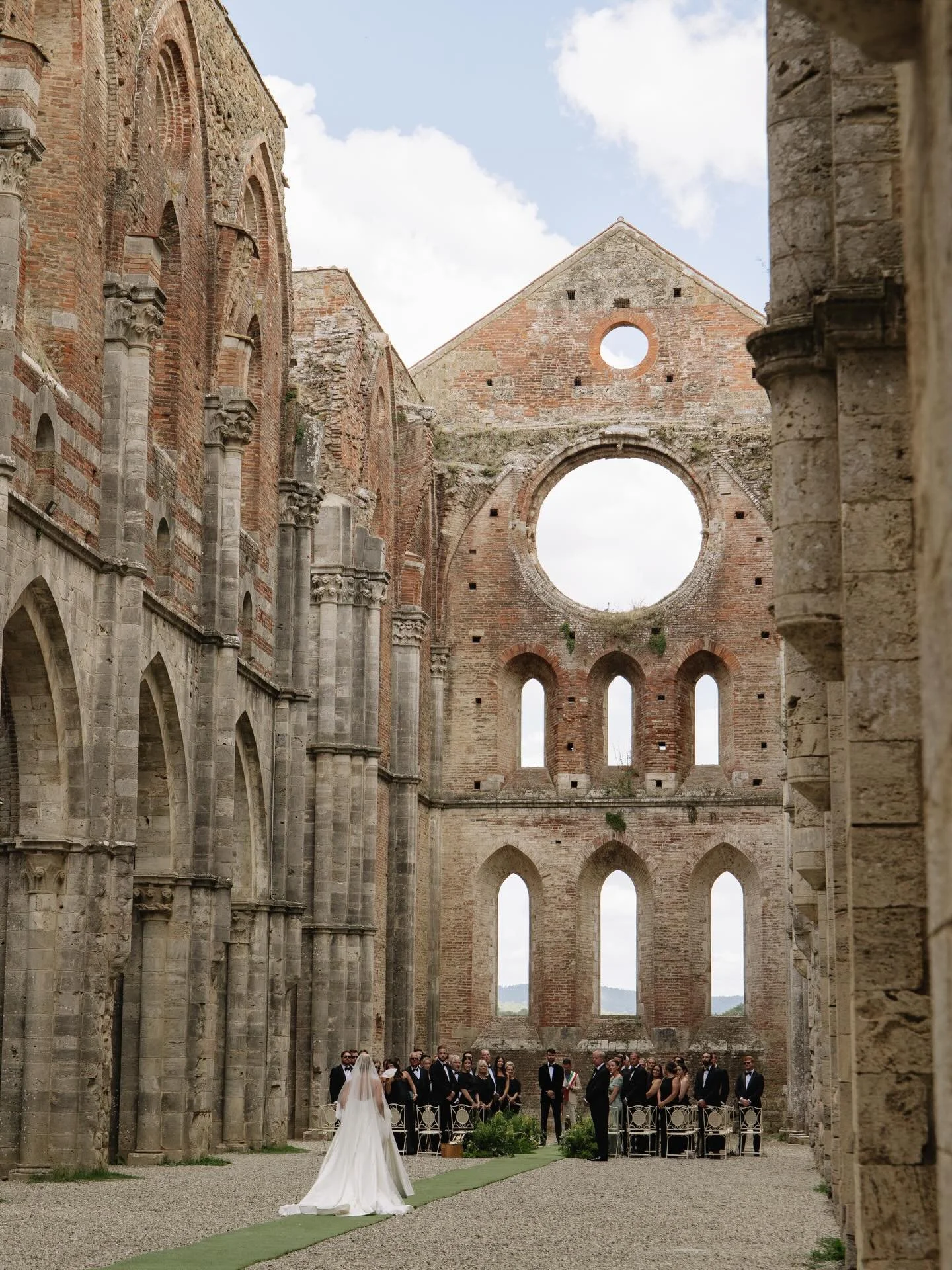 A ceremony space I will truly never ever get over, tucked into the mountains in Tuscany, Italy

Second shot for the incredible @rebekahsotoweddings