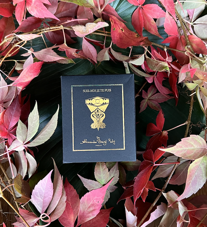 Explorez notre collection exclusive de bougies de créateurs, conçues avec passion et fabriquées en France pour apporter une touche d'élégance et de raffinement à votre intérieur. ADS CASA
