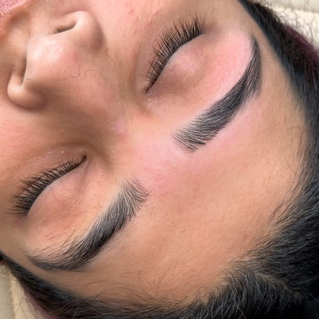 🧵 

the best part of having two brows? Immediate before &amp; afters.

#thewaxingpoetic #browgoals #behindthebrow #browshaping #browthreading #browartist #behindthebrow #browgoals #browartistry #hudsonvalleybrowbar #hudsonvalleybrows