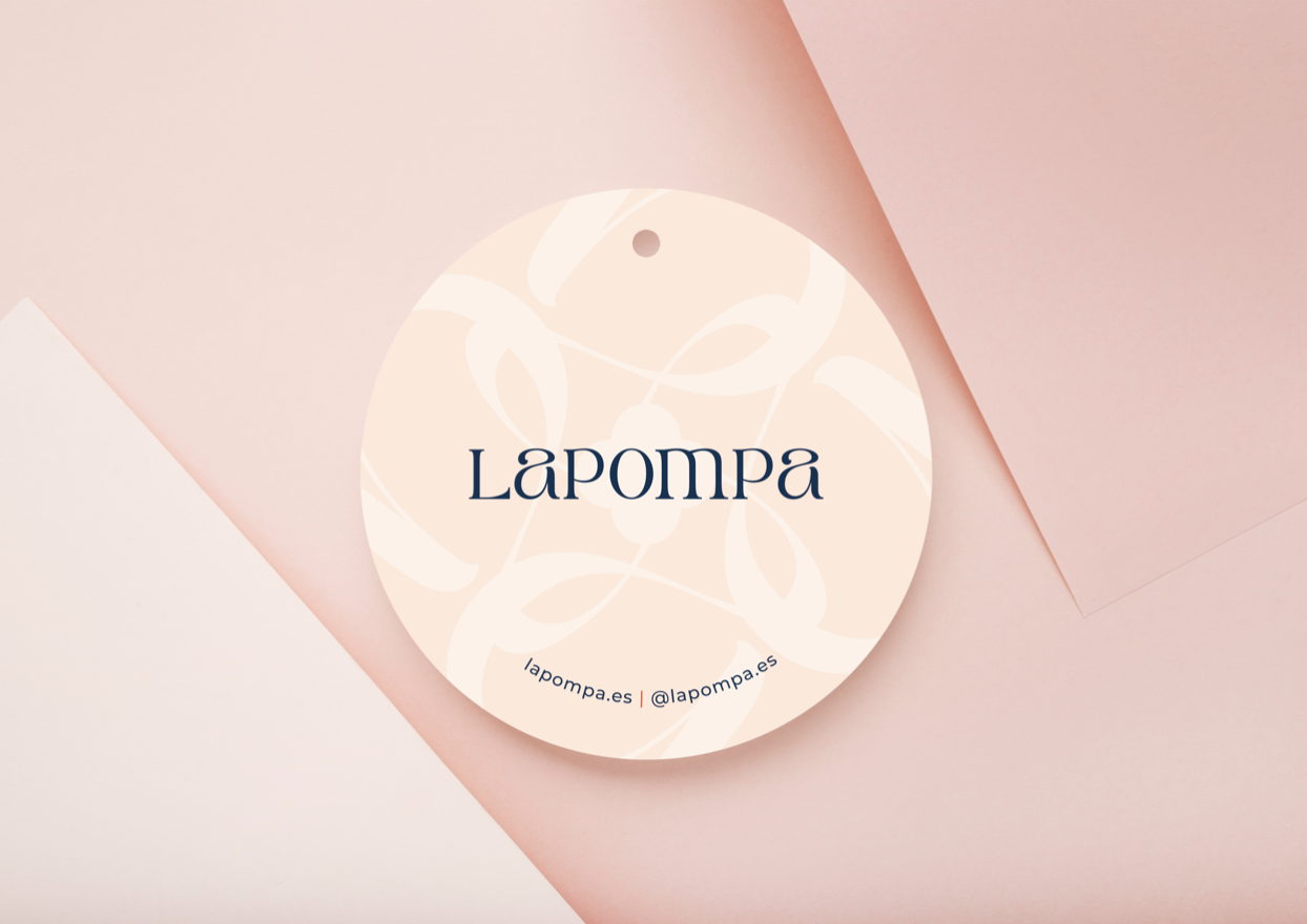 Etiqueta circular con fondo de patrón de hojas en tonos beige, texto que dice "LAPOMPA" y detalles de contacto en la parte inferior.