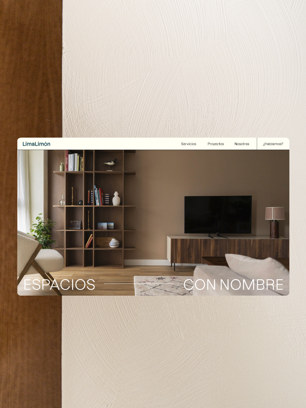Interiores de una sala moderna con librero de madera, televisión y sillón.