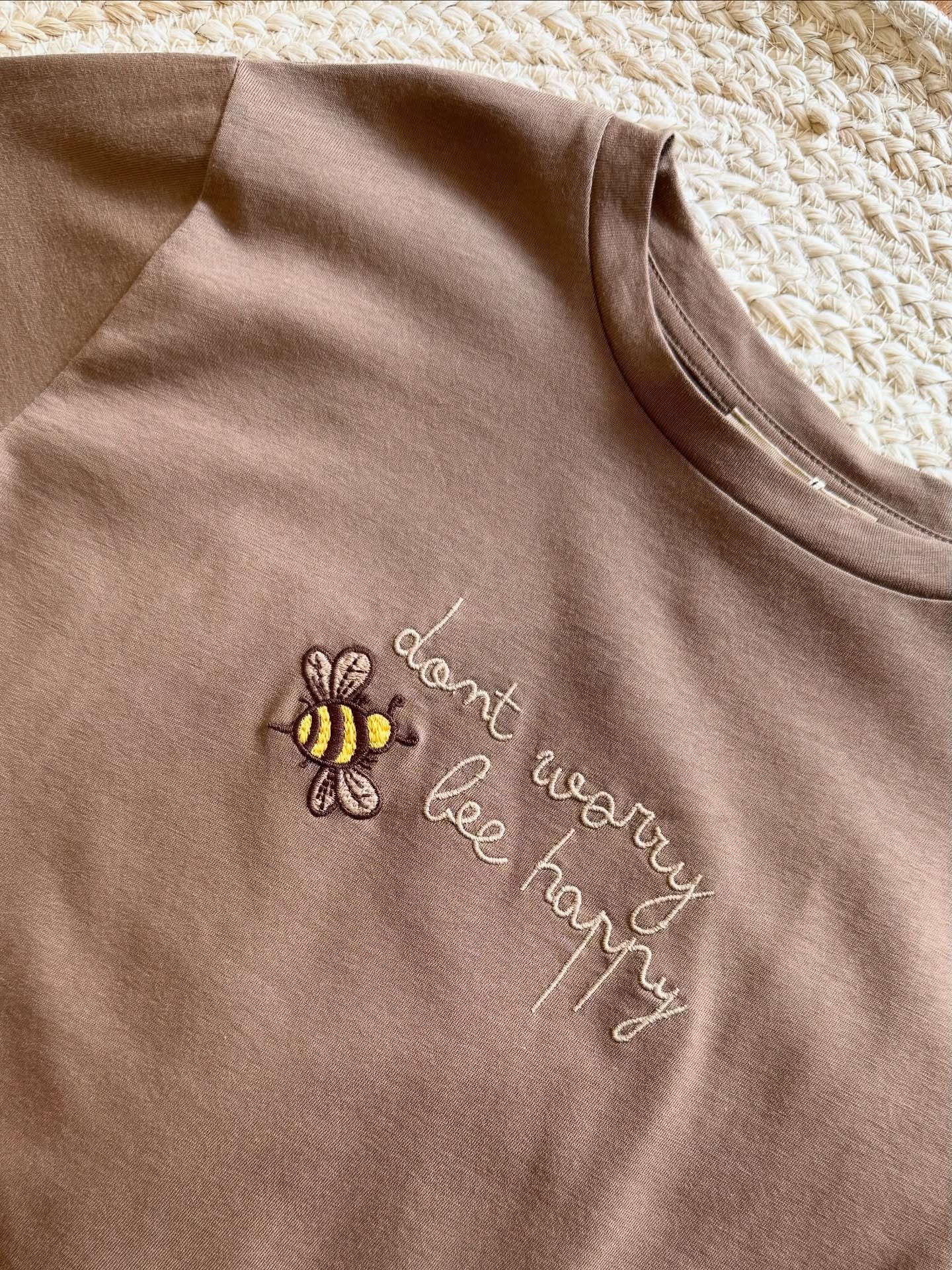 Don&rsquo;t worry, bee happy 🐝 🤎

T-shirt in fresco cotone pima, super sottile e traspirante, un capo #musthave per l&rsquo;estate delle vostre bimbe. 
Disponibile dalla 18 mesi alla 7 anni.

#shoponline 🛍️growupkids.it

Abbigliamento bambina
Esta