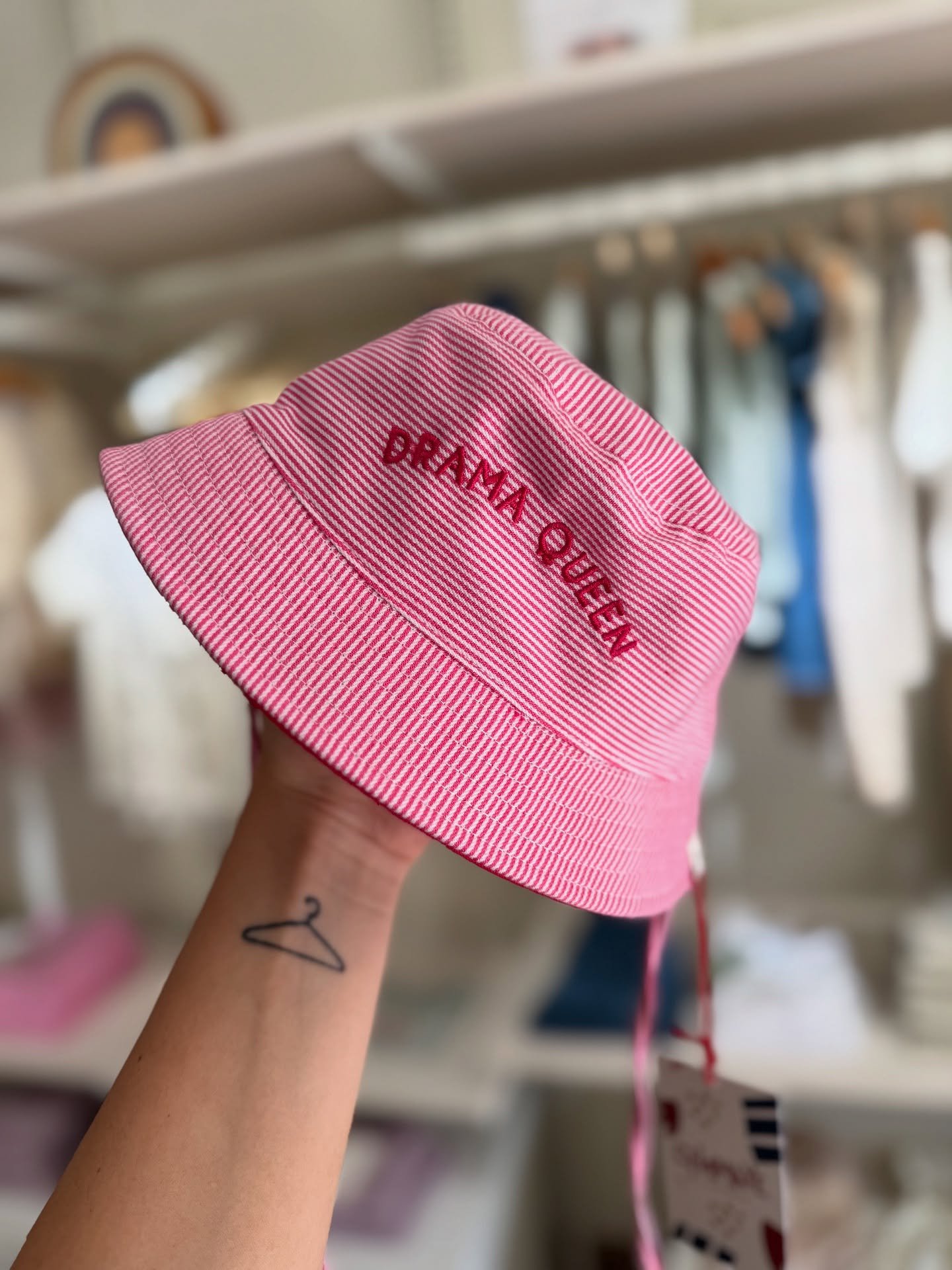 ☀️ Protezione con stile! 👒 
I nuovi cappelli @chamayeparis sono arrivati in negozio 🇫🇷
Dai 3 mesi ai 6 anni, perfetti per proteggere i pi&ugrave; piccoli dal sole con allegria: ricami simpatici, colori vivaci e tutto il comfort di cui hanno bisogn