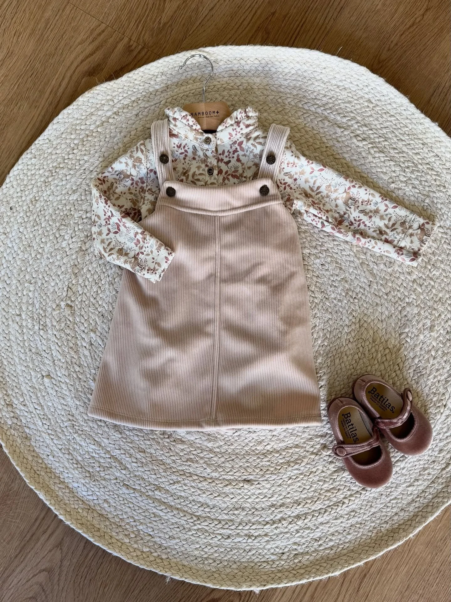 Buon inizio settimana amici 💕 

Luned&igrave; con qualche proposta look #babygirl 
abbinato alle nostre amate ballerine @batilasitalia 🩰 

#shoponline 🛍️ growupkids.it

Abbigliamento bambina
Calzature bambina 
Look autunnali 

#autumnlook #babygir
