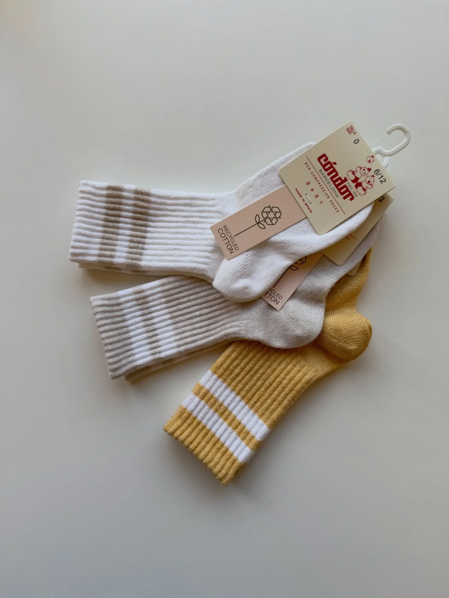 Buona domenica con la nuova collezione di calzini Condor @condormodainfantil ☁️ 

Tessuti morbidi, filati di alta qualit&agrave; ed una lavorazione che garantisce elasticit&agrave; e durata. 

Perfetti per ogni outfit ✨ 
Vieni a scoprire tutti i colo