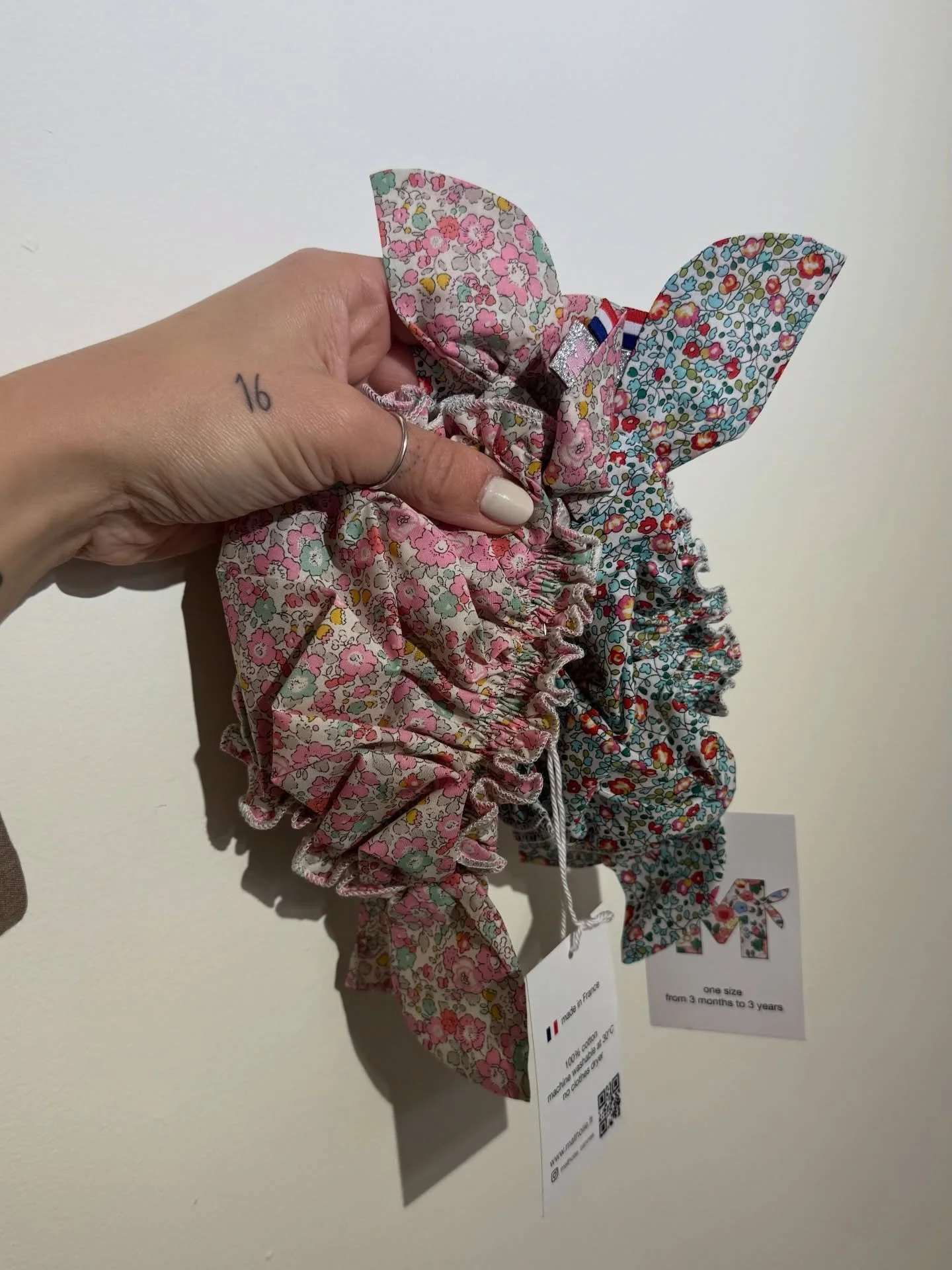 SONO TORNATI i costumi @matholie_cannes 🌸
artigianali, leggeri e morbidissimi, realizzati a mano in Francia con 100% cotone certificato e fantasie liberty irresistibili! 💐 

Progettati con cura per la pelle delicata delle pi&ugrave; piccole, questi