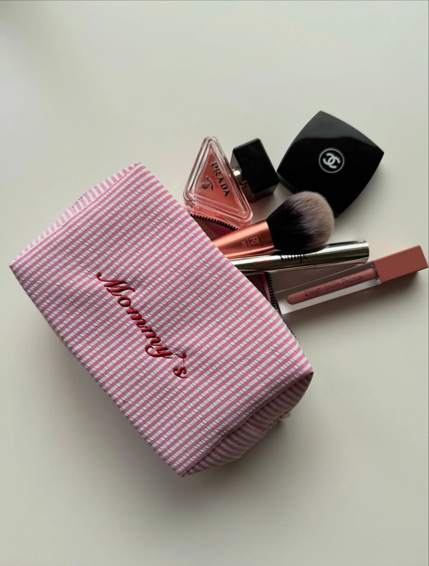 Non mi sono dimenticata della festa della mamma&hellip; 💐 e proprio in occasione di questa giornata ho pensato a qualcosa di bello ma anche utile per noi 🤍

Un beauty-case perfetto per custodire tutte &ldquo;le cose di mamma&rdquo; personalizzato ✨