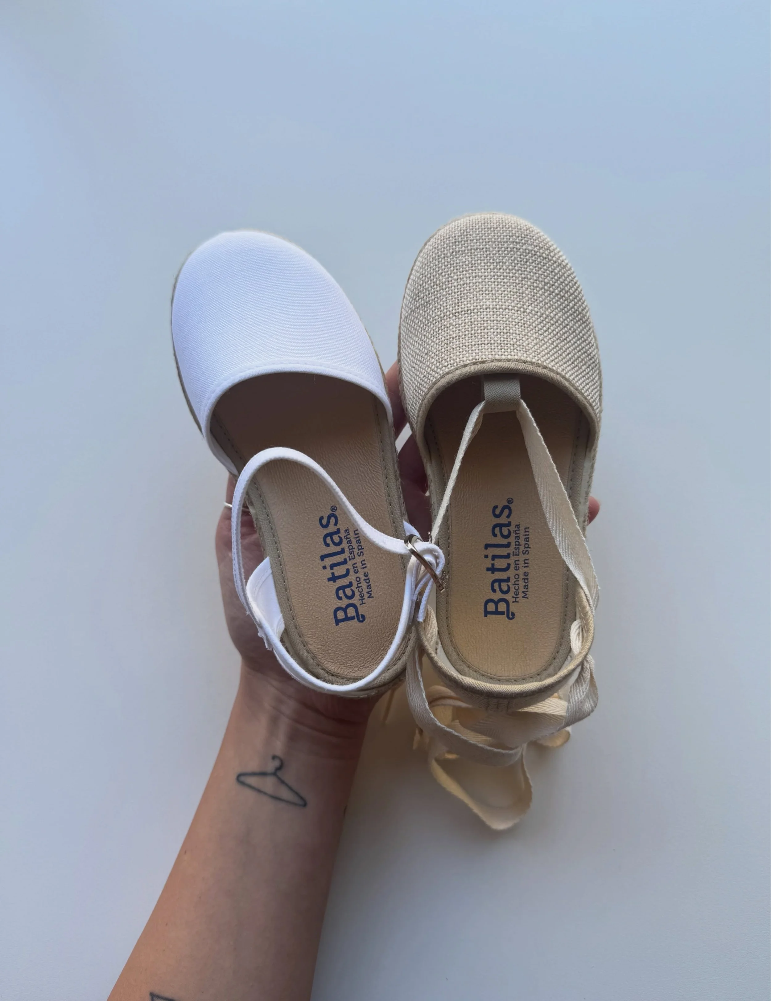 Il dettaglio che trasforma ogni look estivo: espadrillas Batilas 🤍

Comode, essenziali e perfette dal mattino all&rsquo;aperitivo. Team bianco con cinturino o team naturale con laccio? 👇

Estate
Scarpe bambina 
Look estivo 

#espadrillas #summerloo