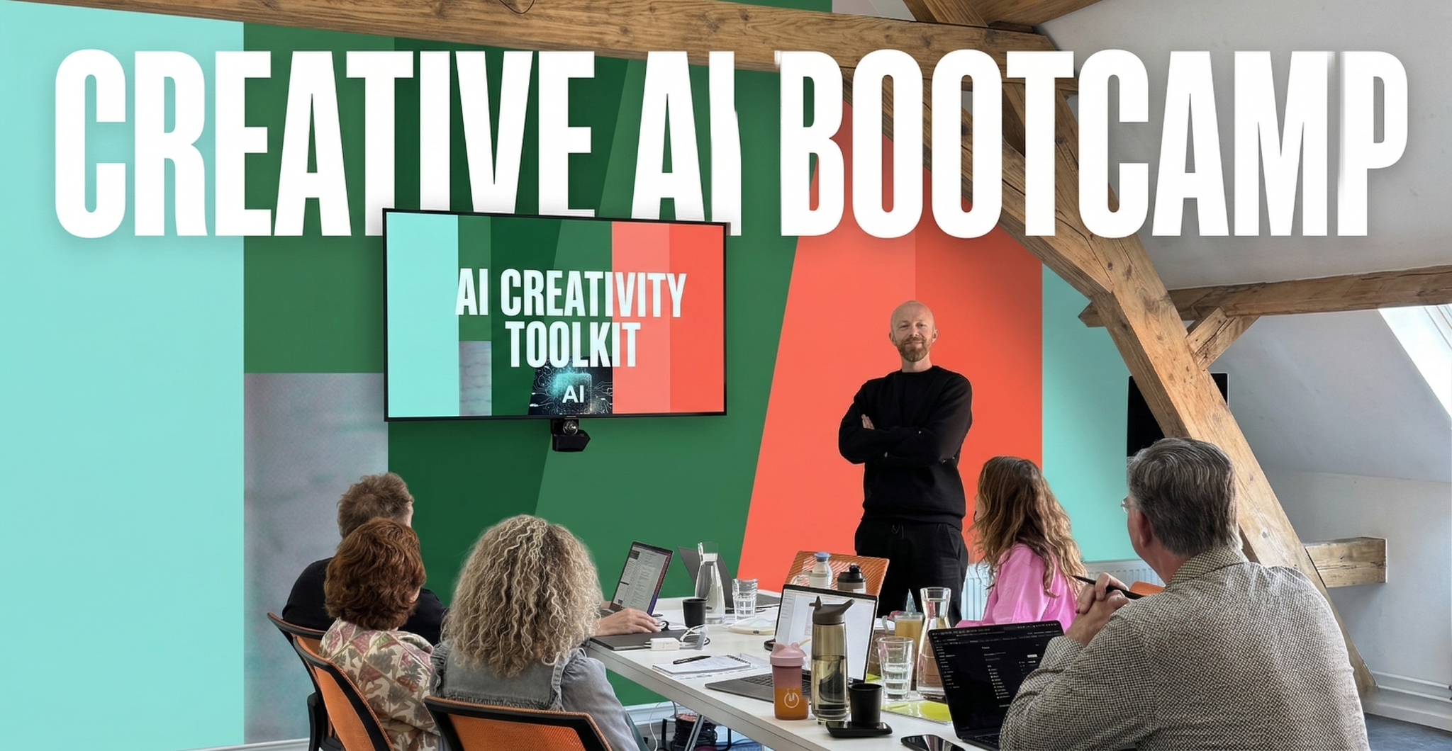 Een groep mensen zit aan een tafel in een vergaderzaal, terwijl een man voor een scherm staat met de tekst 'AI Creativity Toolkit' en 'Creative Bootcamp' op de muur, onder een houten spantenstructuur.
