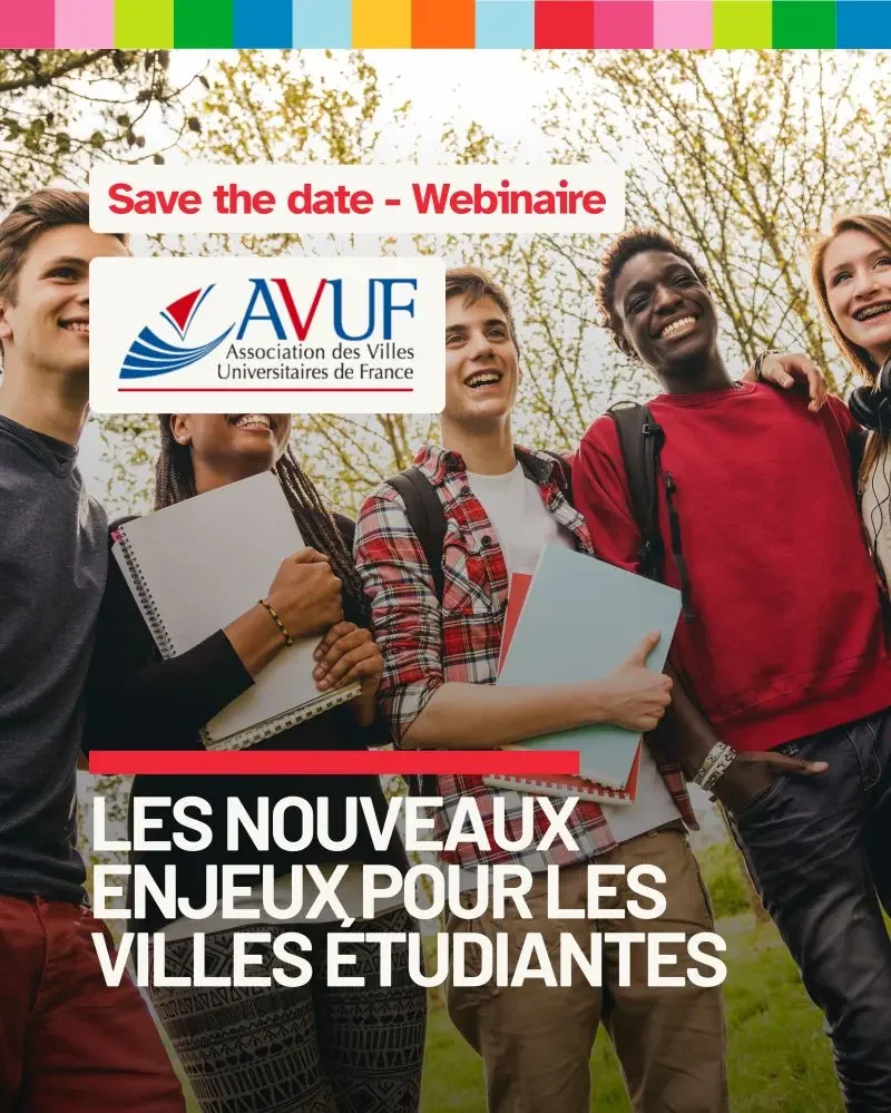 Groupe d'étudiants souriants en extérieur avec des livres et des notebooks, manifestant pour les enjeux étudiants dans un parc, sous un ciel clair. l'Etudiant exposant site pro site corpo site commercial exposer au salon stand de l'Etudiant