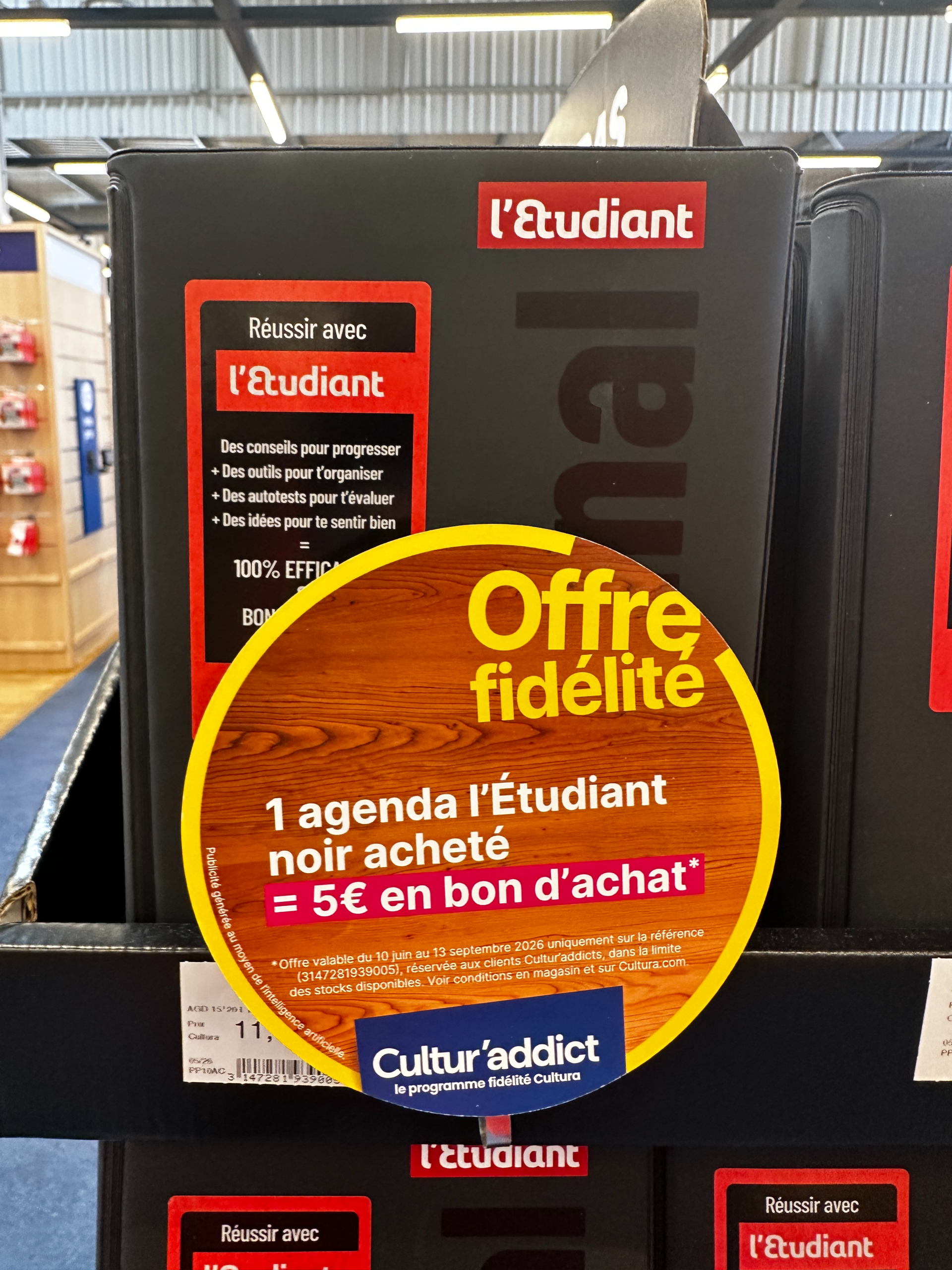 Une affiche promotionnelle en magasin pour Cultura, offrant un bon d'achat de 5 € avec l'achat d'un agenda l'étudiant noir. La promotion est valable du 10 juin au 13 septembre 2026. l'Etudiant exposant site pro site corpo site commercial exposer au s