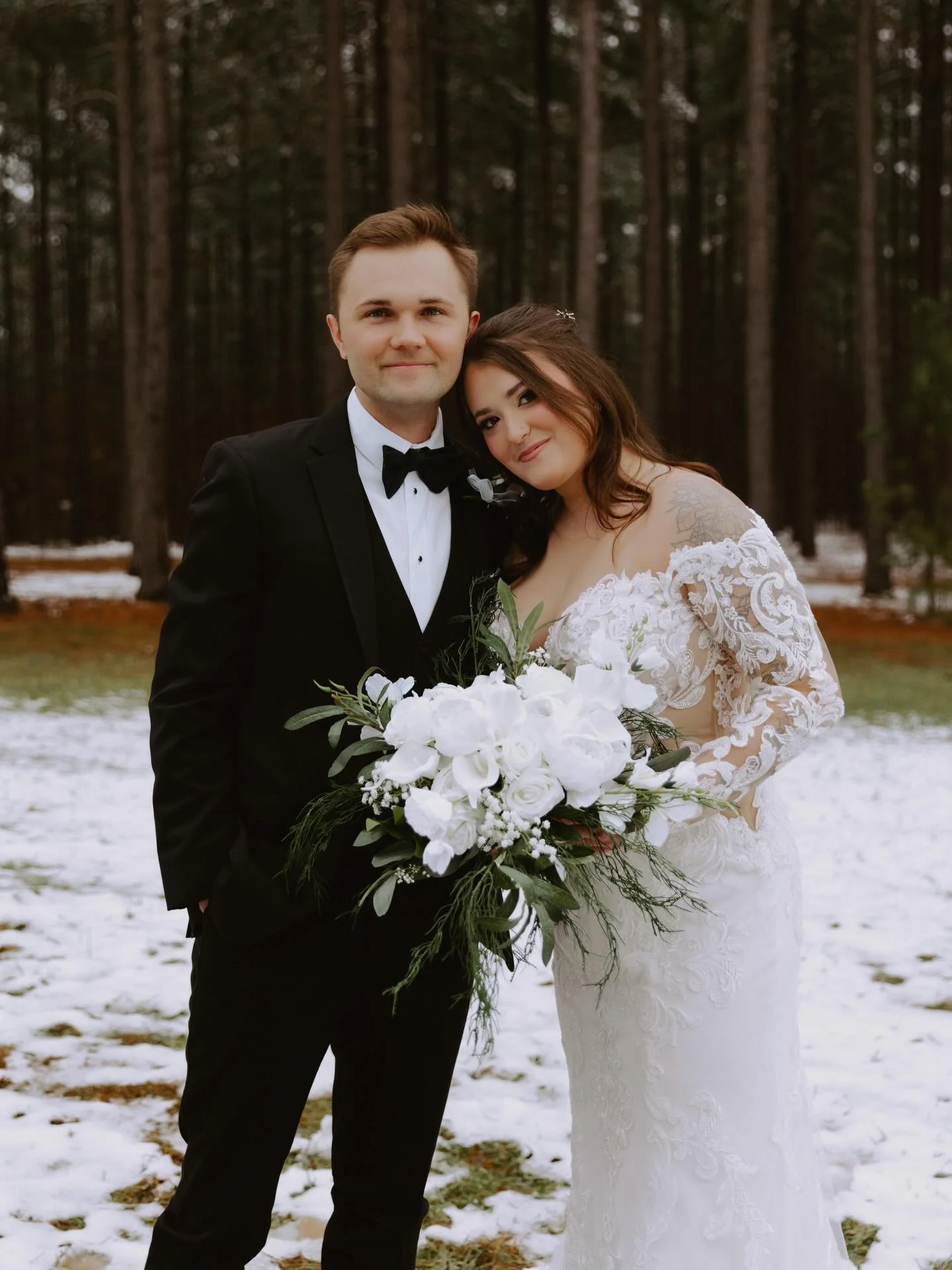 erin + mack 🤍 

we hold a special place in our hearts for winter weddings- especially if the snow is going to look like this 🤩

Snow 🤝 making our jobs easier 🤝 making your winter photos prettier 

.
.
.

#virginiaweddingphotographer #elopementpho