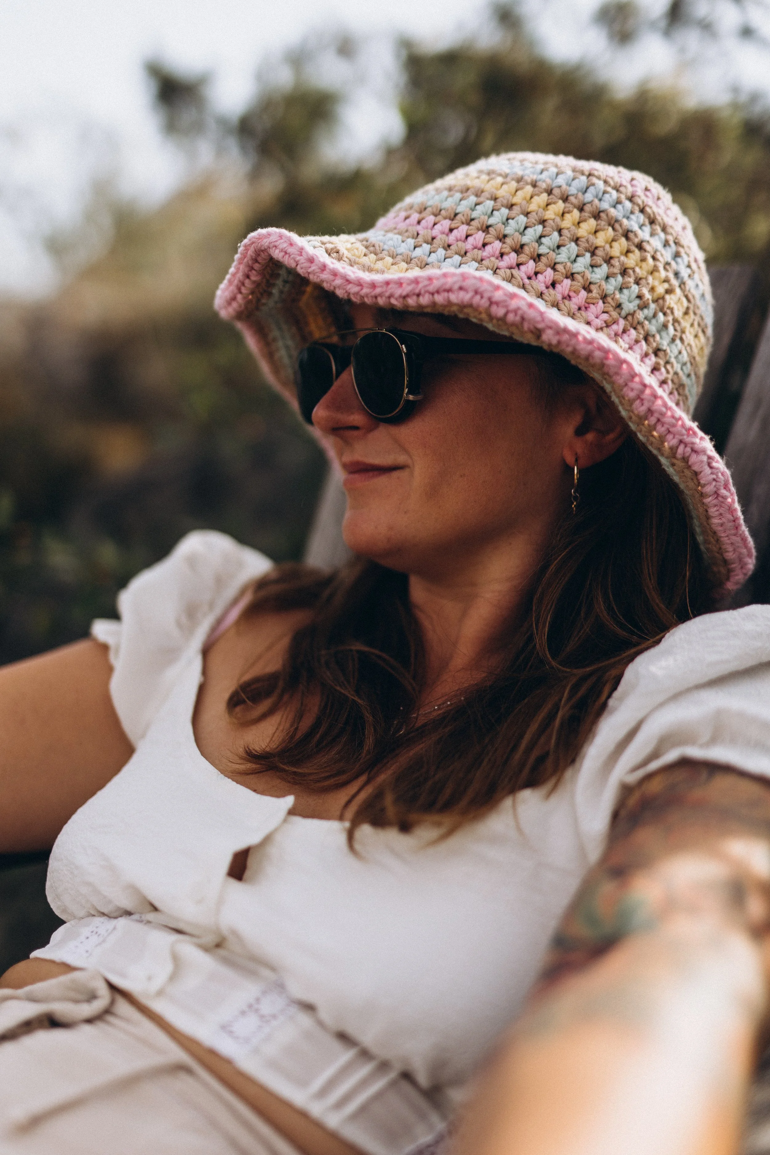Dame med fargerik sommerhatt