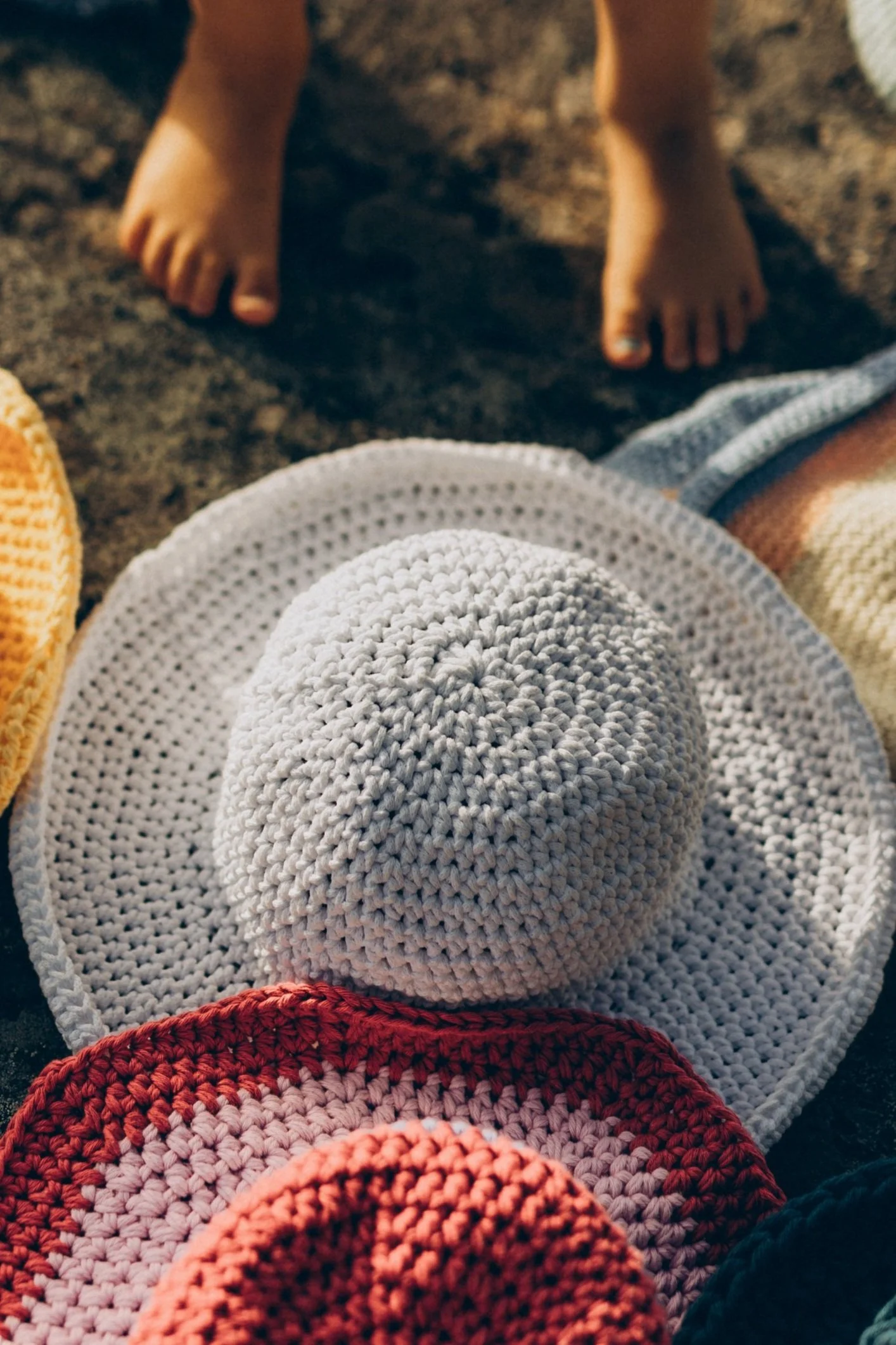 Heklede solhatter som ligger på svaberget
