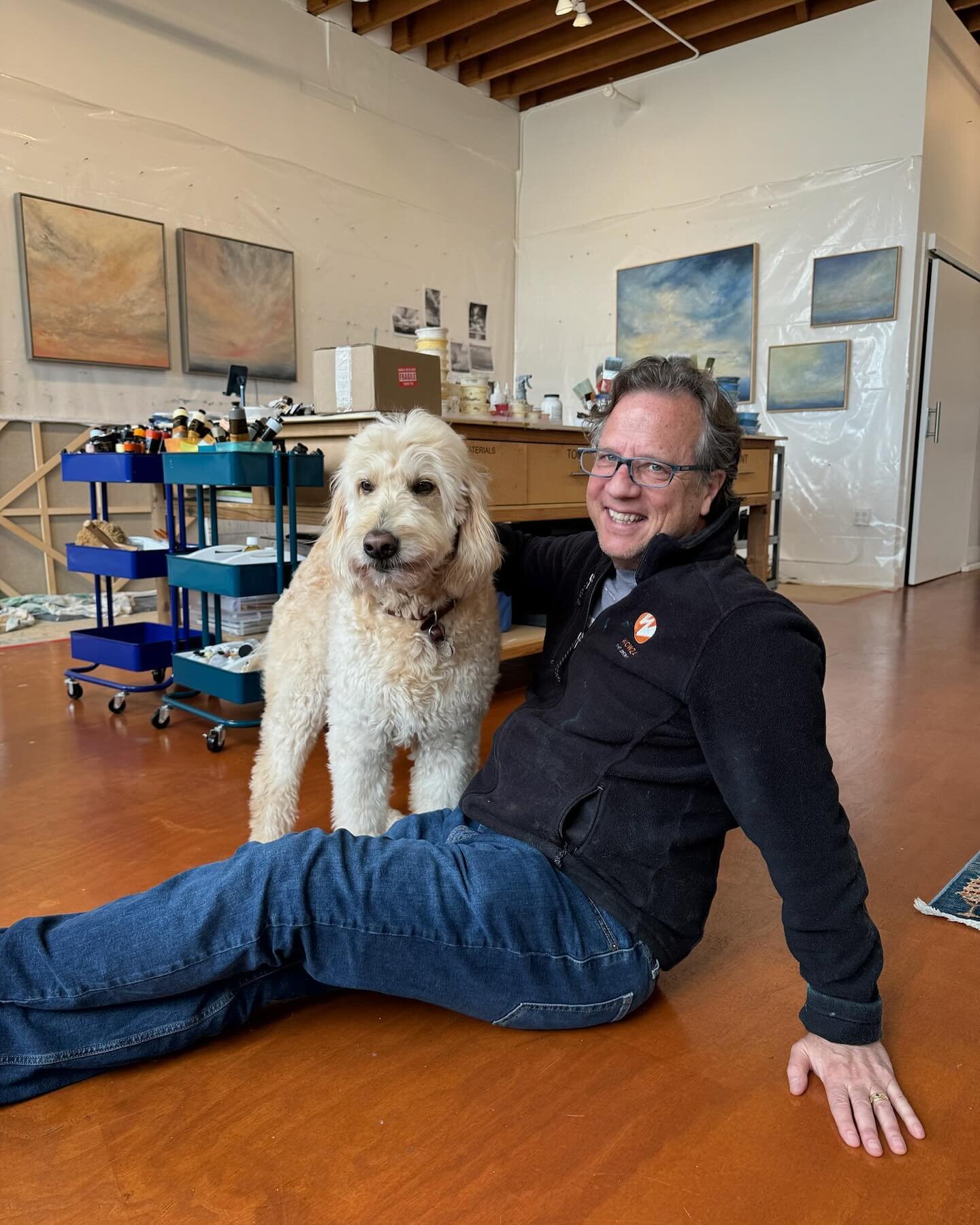 Blossom is my studio assistant today.  She had a nice visit with @andrew_faulkner_art who she has known since she was a puppy.

#rebeccakatzart #artistsinstudio #dogsandart #goldendoodle #artstudio #icbart