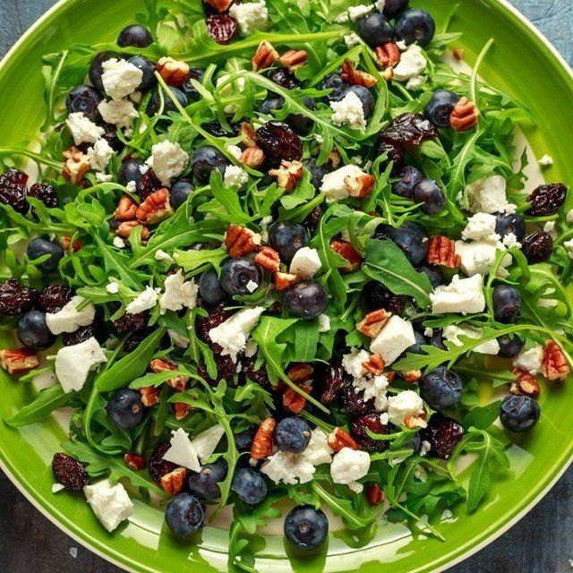 In this delicious salad the sweetness of the roasted cherries, the peppery freshness of arugula and the bite of goat cheese with a high note of balsamic vinegar is especially delicious. Add blueberries for an extra dash of piquancy! ⁠
⁠
Recipe is lin