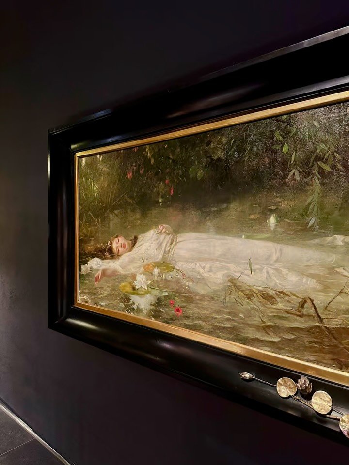 Ich habe die echte Ophelia aus Taylor Swifts Musikvideo von &bdquo;The fate of Ophelia&ldquo; in Wiesbaden besucht 🤩 
.
.
.
.
.
.
#ophelia #art #museum #taylor #taylorswift #ophelia #thefateofophelia #music #design #creative #museum #wiesbaden