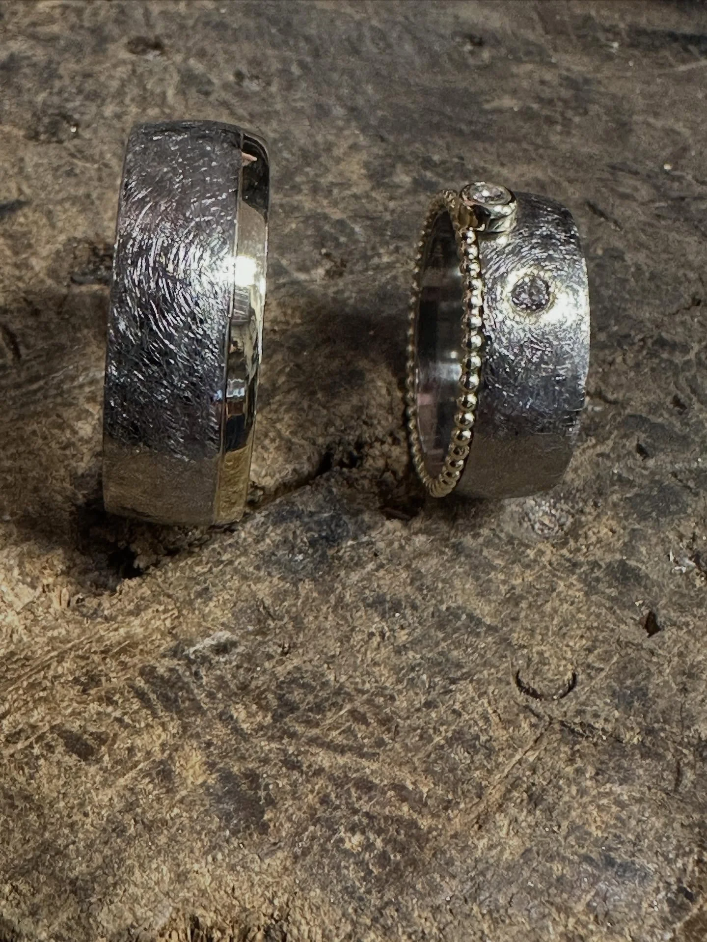 Platin Trauringe mit Gold und Brillant

#goldschmiede #trauringe  #schmuck #handwerk #individuell #design #essen #ruhrgebiet #ring #verlobungsring #Handarbeit #heirat  #kette #Ohrring 
#Armreif #Werkstatt #goldschmiedewerkstatt #gold #silber #Platin 