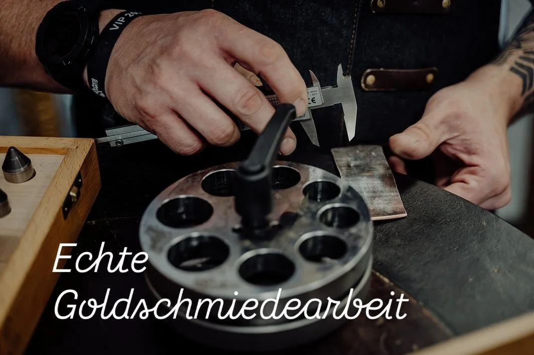 Echte Goldschmiedearbeit 

#goldschmiede #trauringe  #schmuck #handwerk #individuell #design #essen #ruhrgebiet #ring #verlobungsring #Handarbeit #heirat  #kette #Ohrring 
#Armreif #Werkstatt #goldschmiedewerkstatt #gold #silber #Platin #Palladium #r
