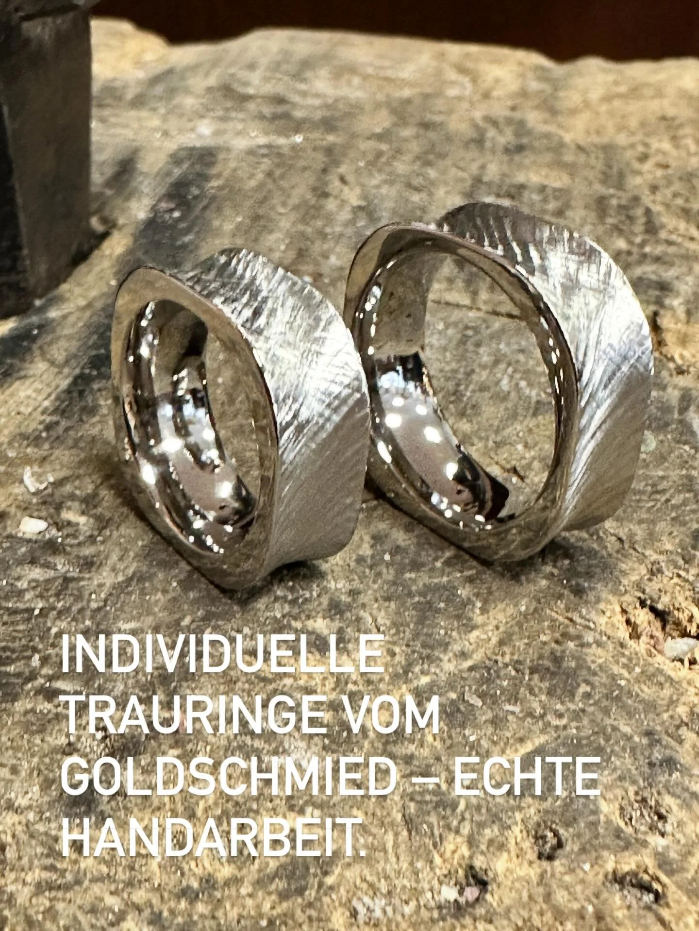 Individuelle Trauringe vom Goldschmied &ndash; echte Handarbeit.
Jedes Paar entsteht in sorgf&auml;ltiger Ma&szlig;anfertigung und wird mit traditionellen Techniken von Hand gefertigt.
Keine Serienproduktion, sondern Unikate mit Charakter, Qualit&aum