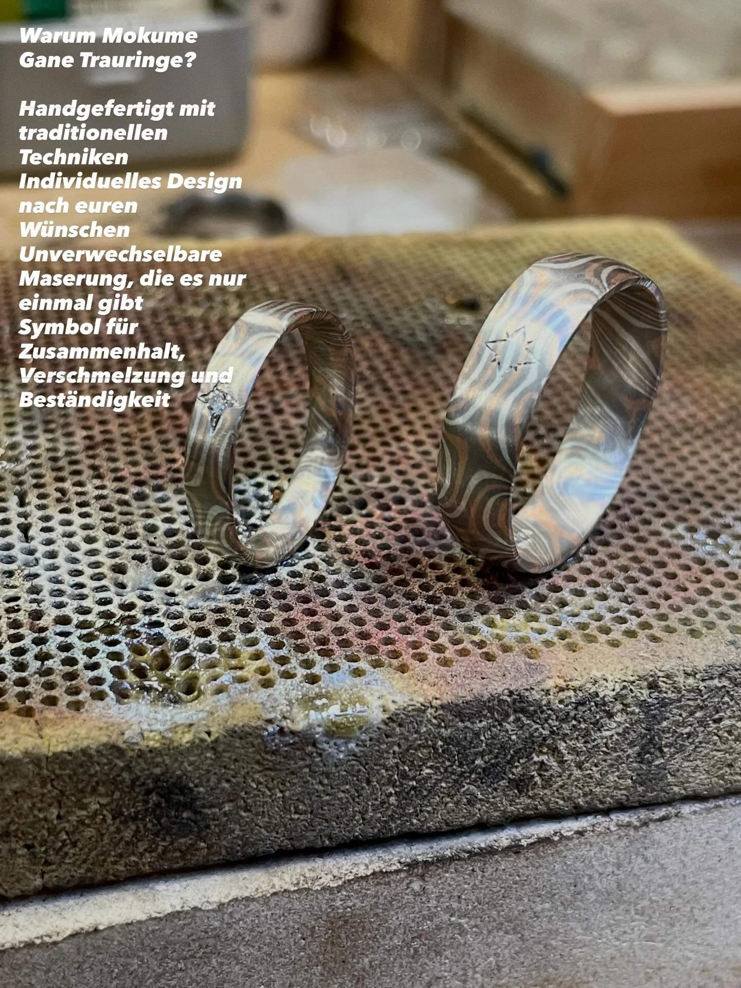 Mokume Gane vereint echte Handarbeit mit meisterhafter Goldschmiedekunst.
Jeder Ring entsteht individuell und wird so zu einem einzigartigen Trauring, der eure pers&ouml;nliche Geschichte widerspiegelt.
Keine zwei Muster sind gleich &ndash; genau wie